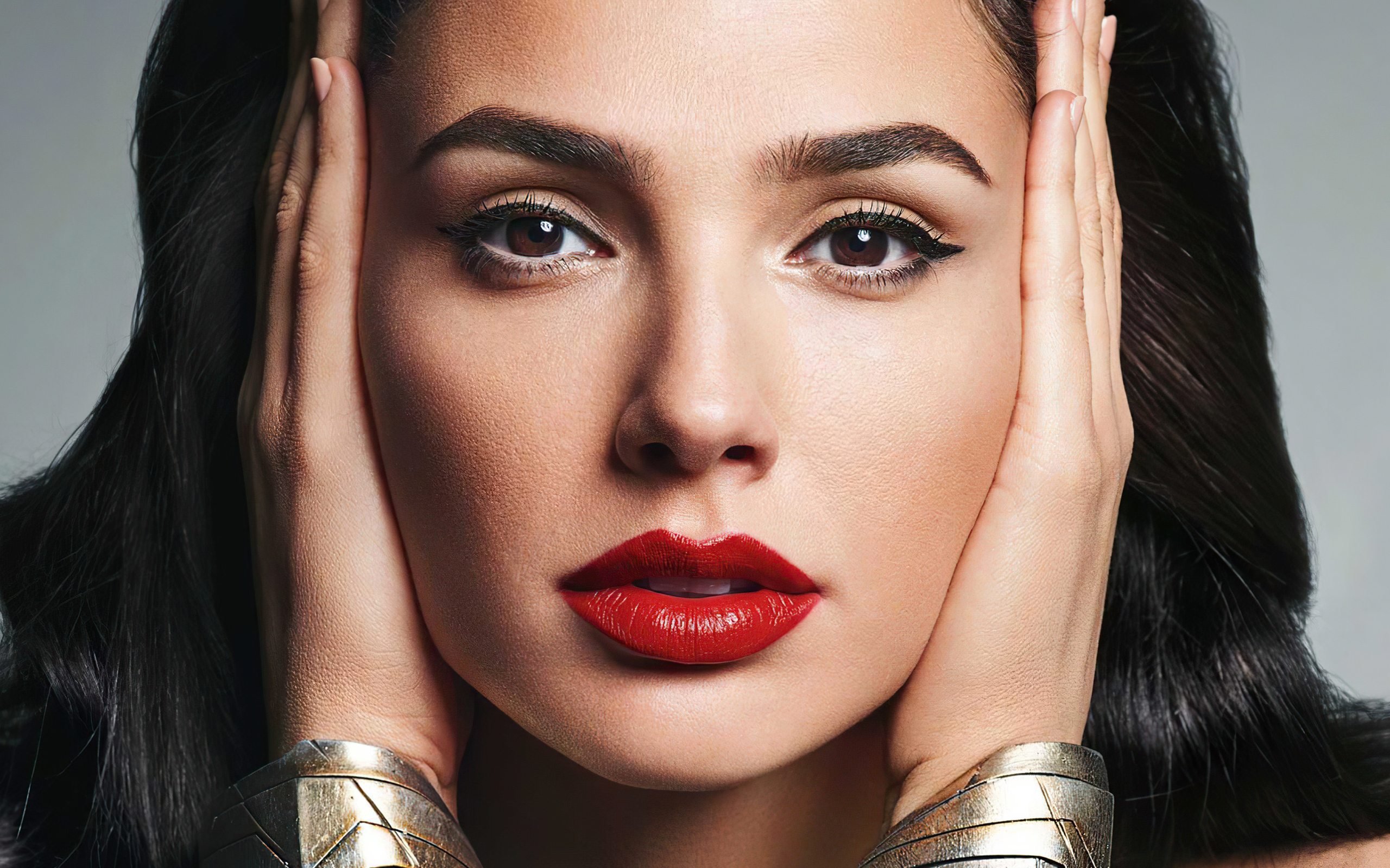 Актриса Галь Гадот крупным планом на сером фоне