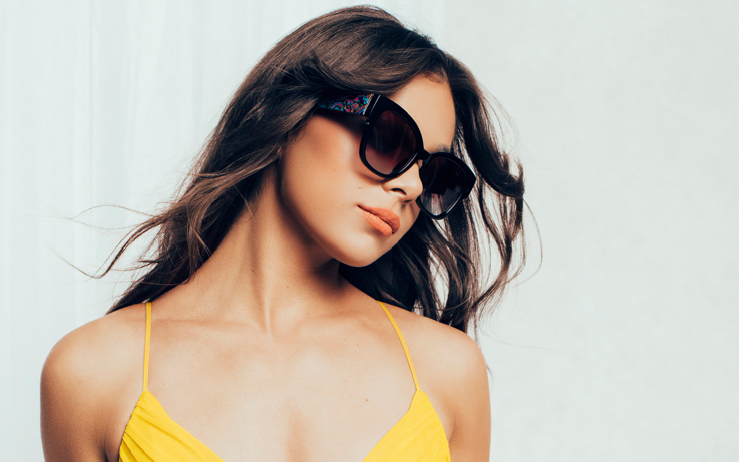 Актриса Хейли Стейнфилд на белом фоне в очках