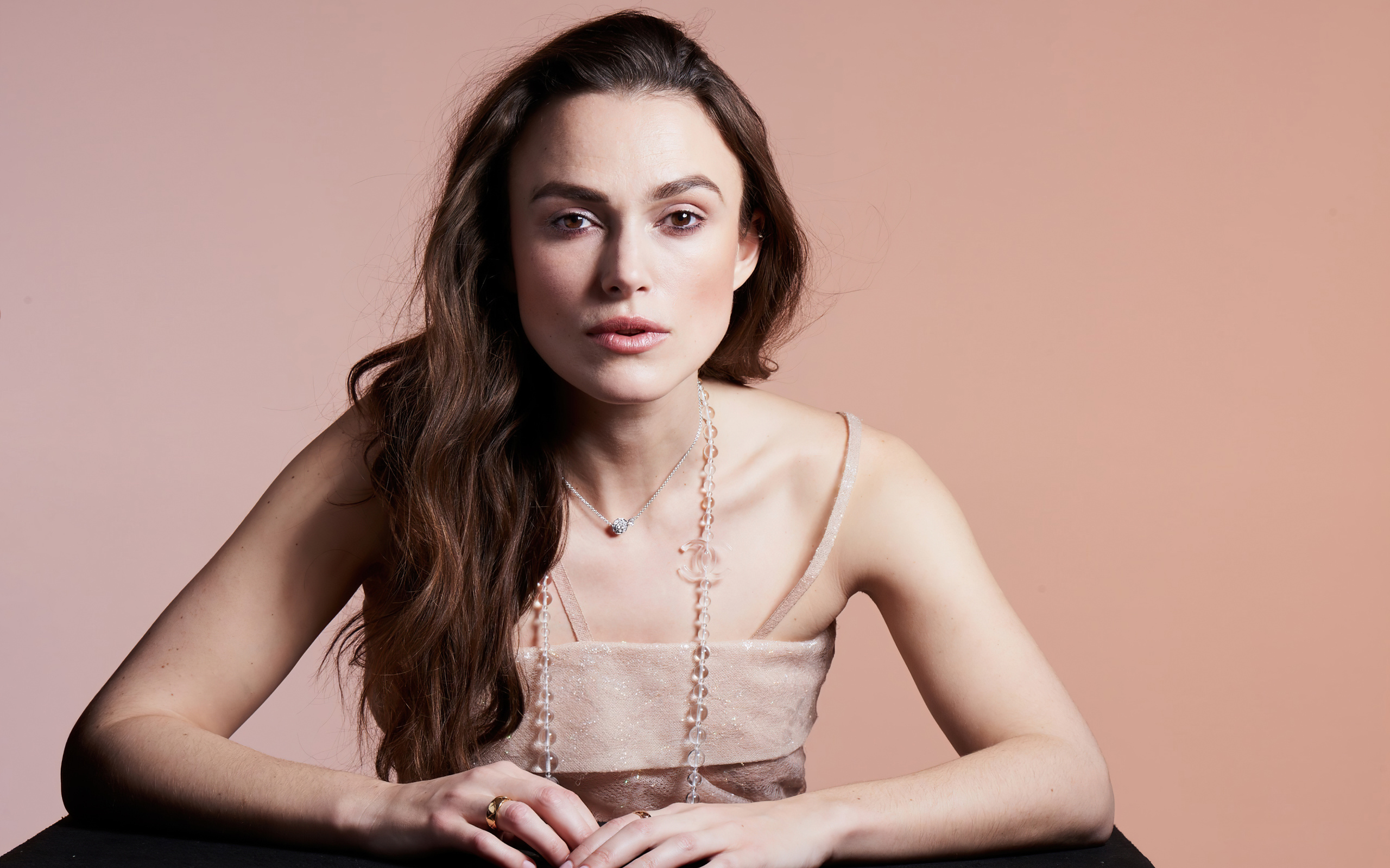 Актриса Кира Найтли на розовом фоне