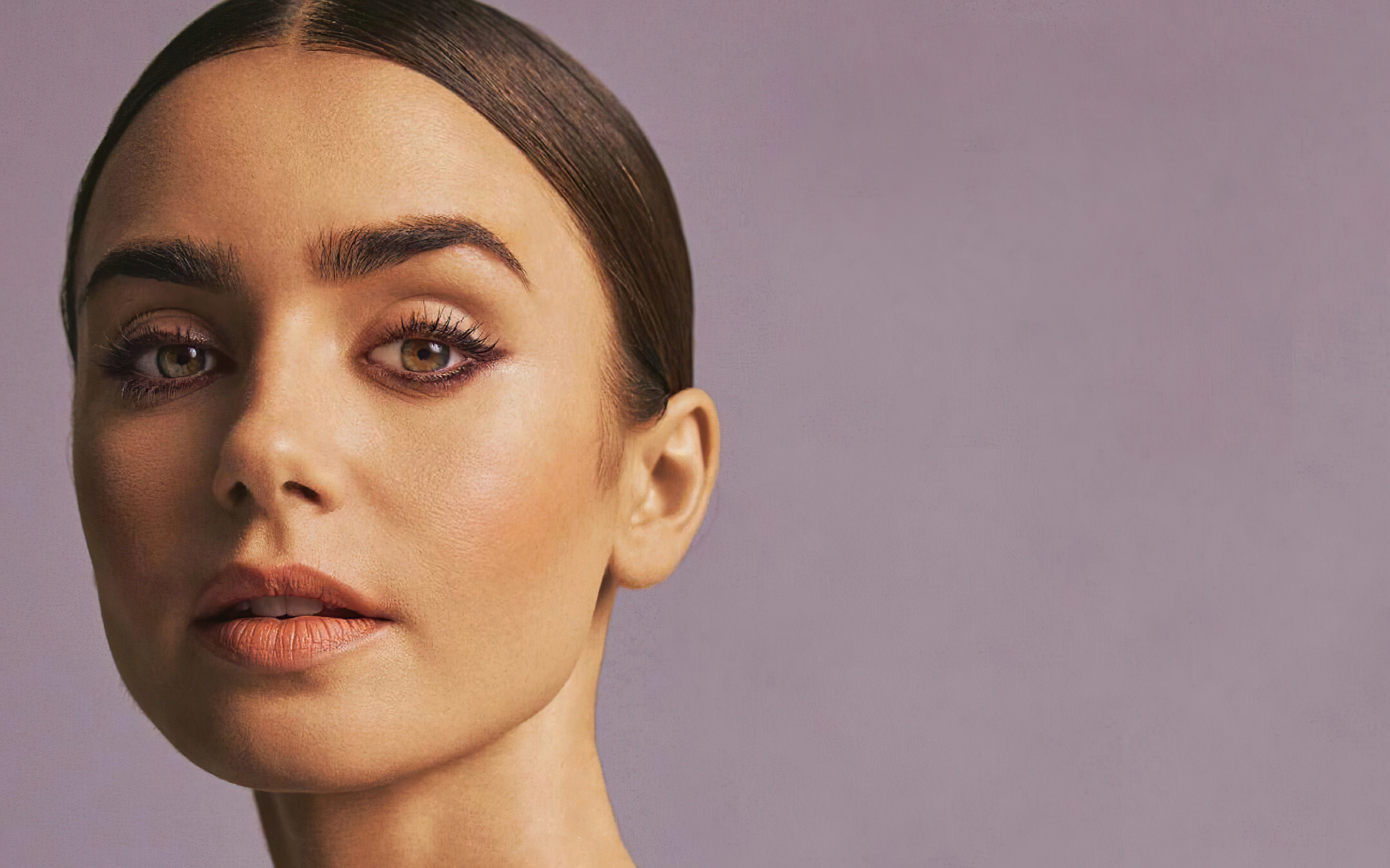 Актриса Лили Коллинз на розовом фоне крупным планом