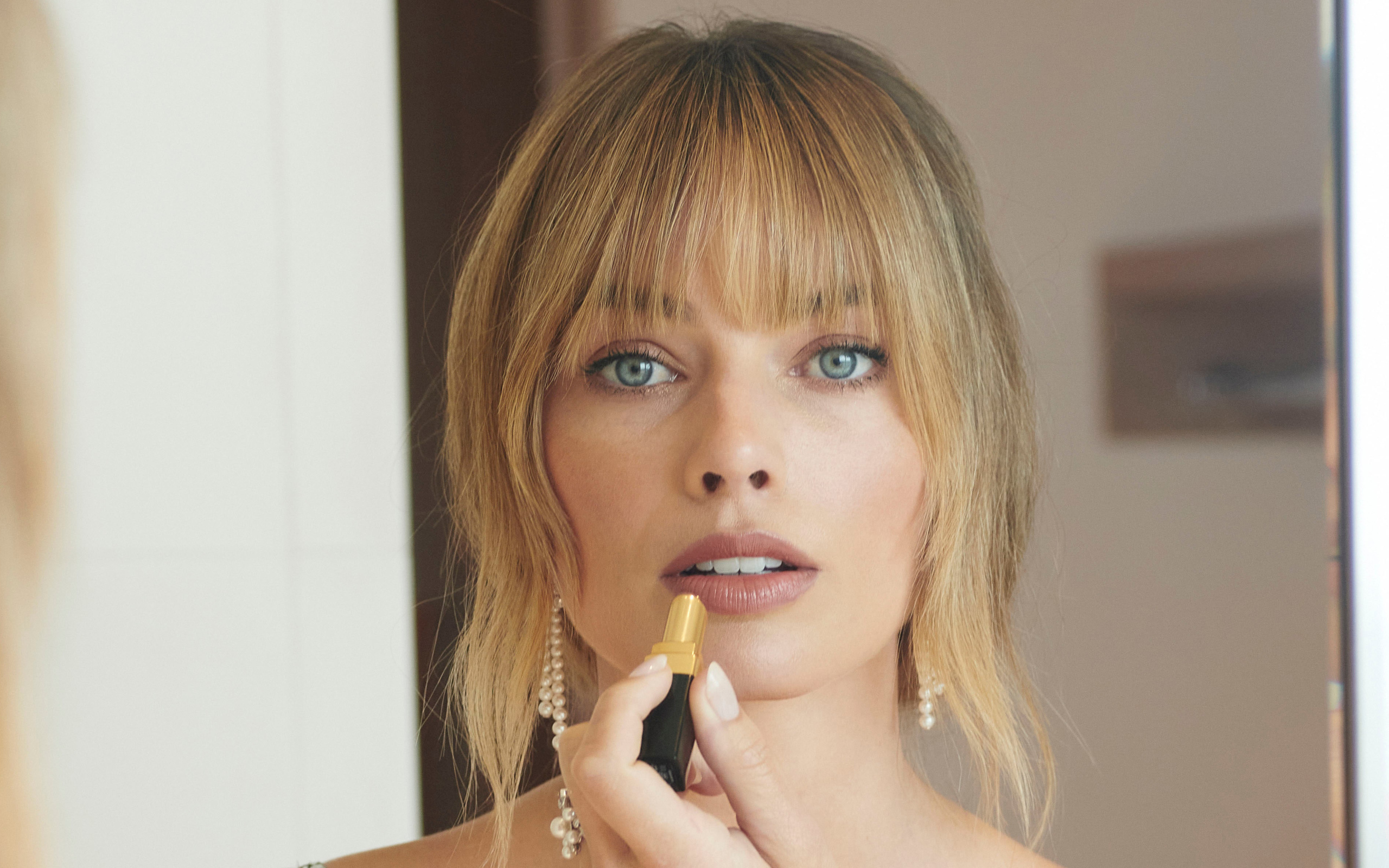 Актриса Марго Робби красит губы