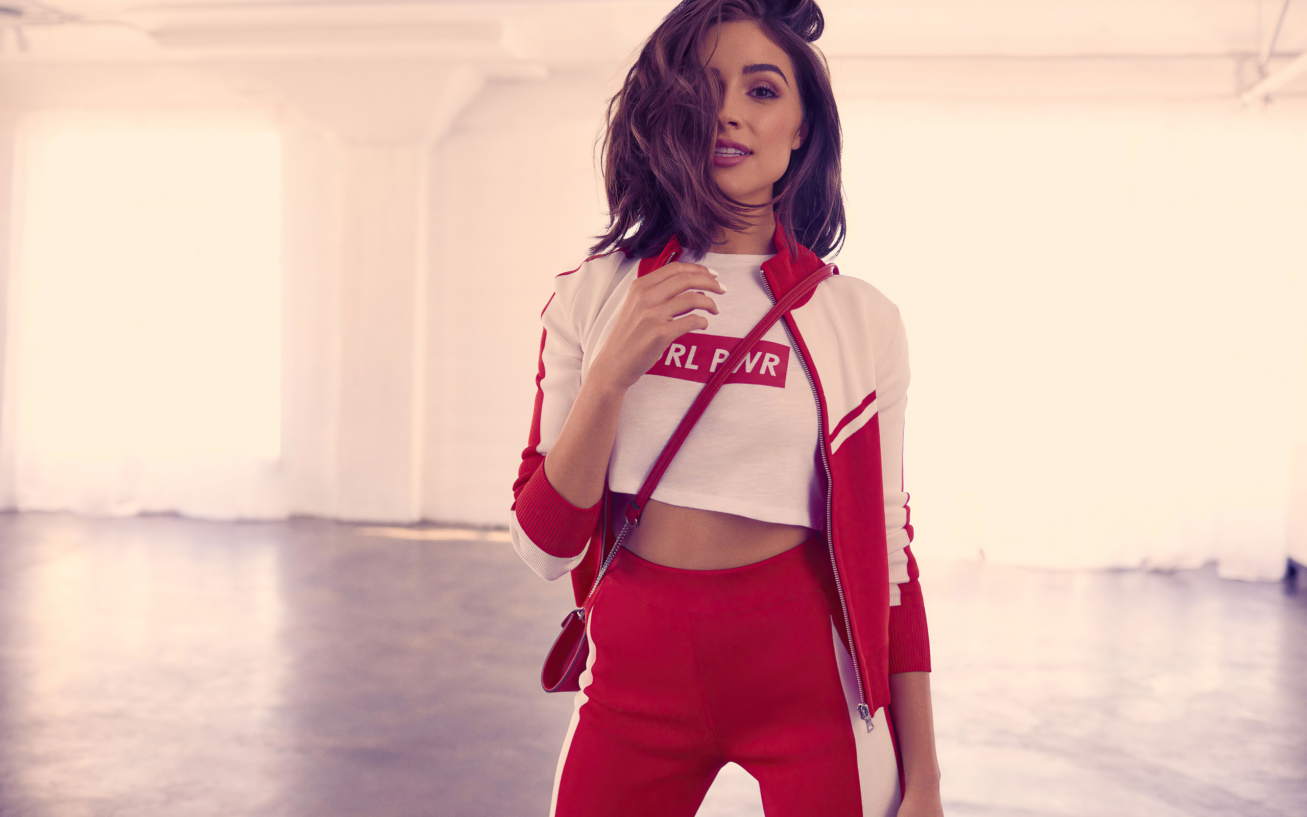 Актриса Оливия Калпо в красном костюме