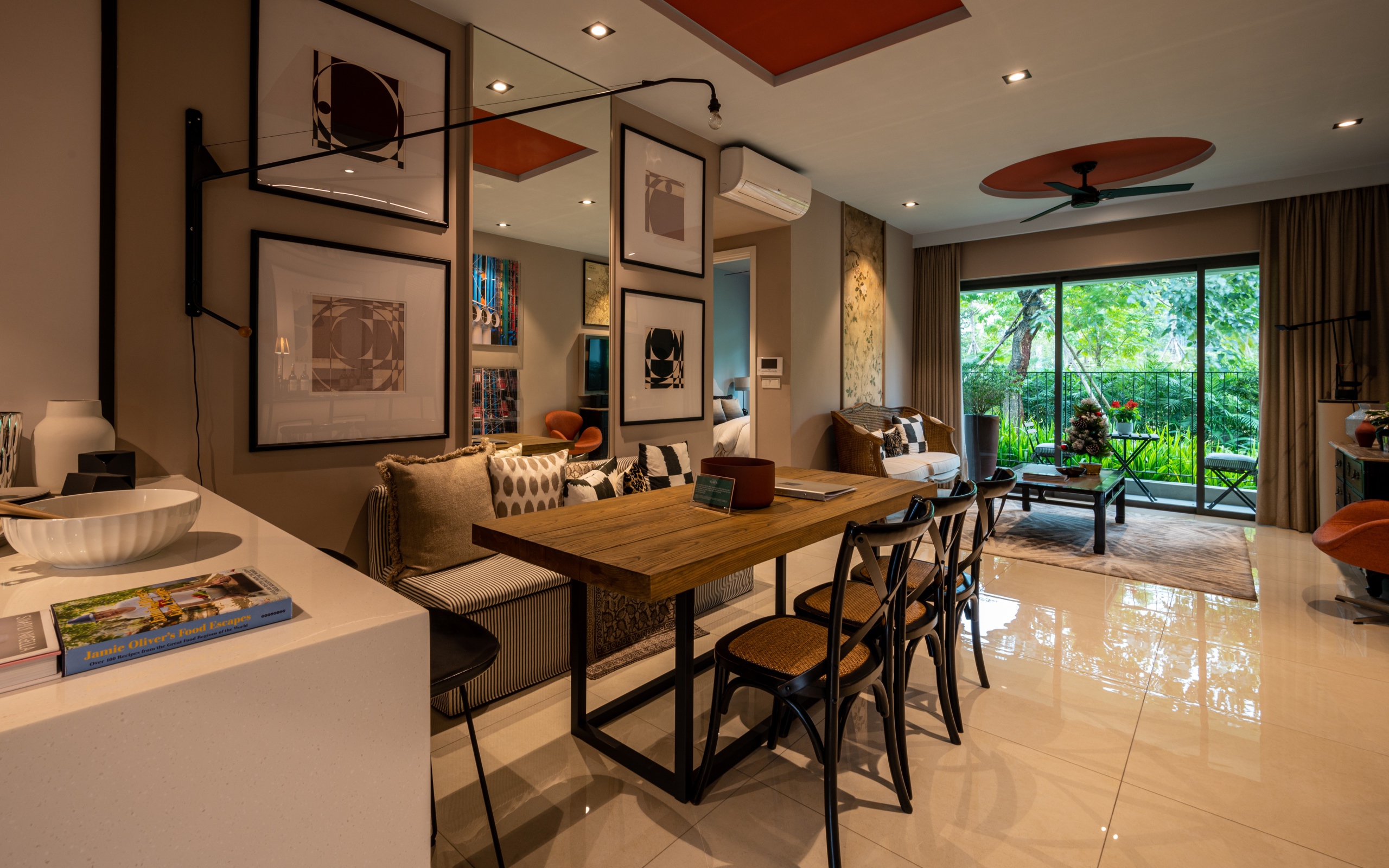 Дубовый стол стоит в просторной гостиной 