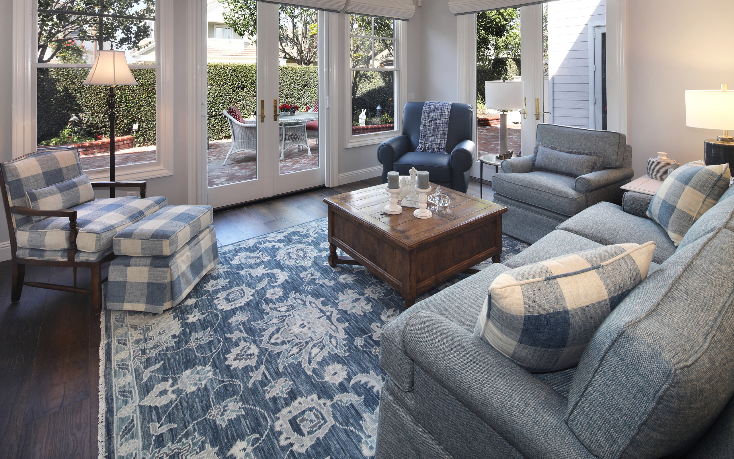 Красивая мебель в гостиной комнате в доме