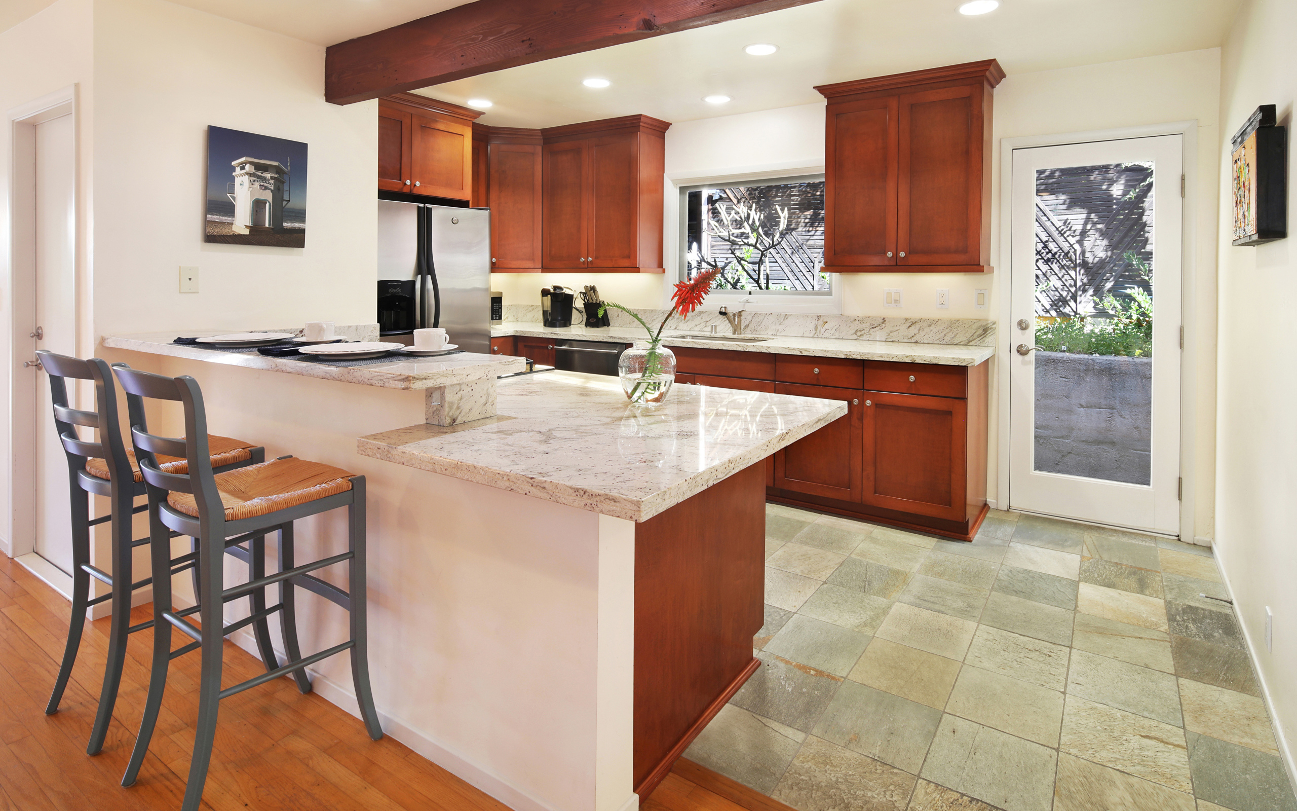 Красивая большая кухня с деревянной мебелью