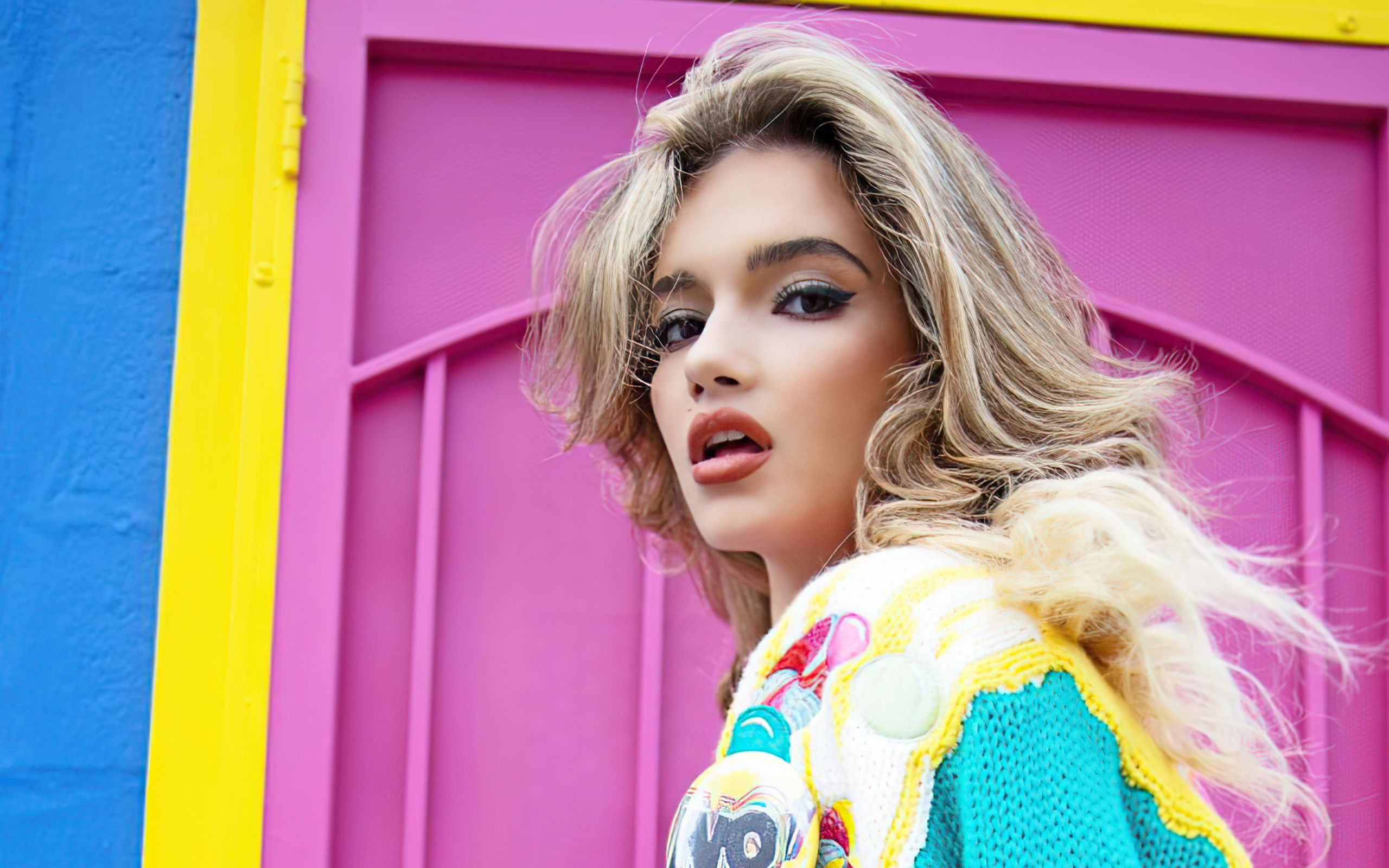 Яркая девушка актриса Алексис Джейд Барнетт