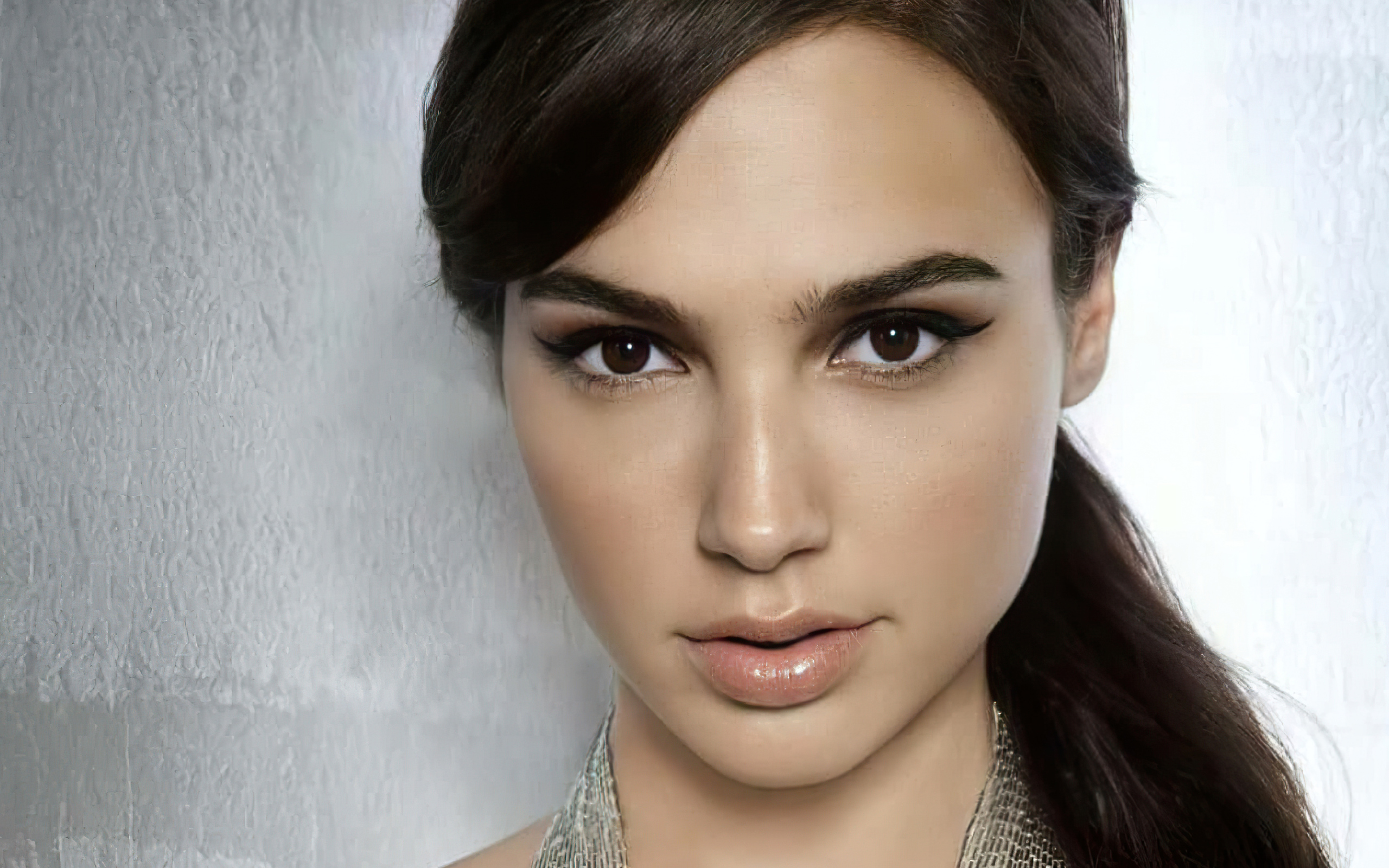 Лицо актрисы Галь Гадот крупным планом