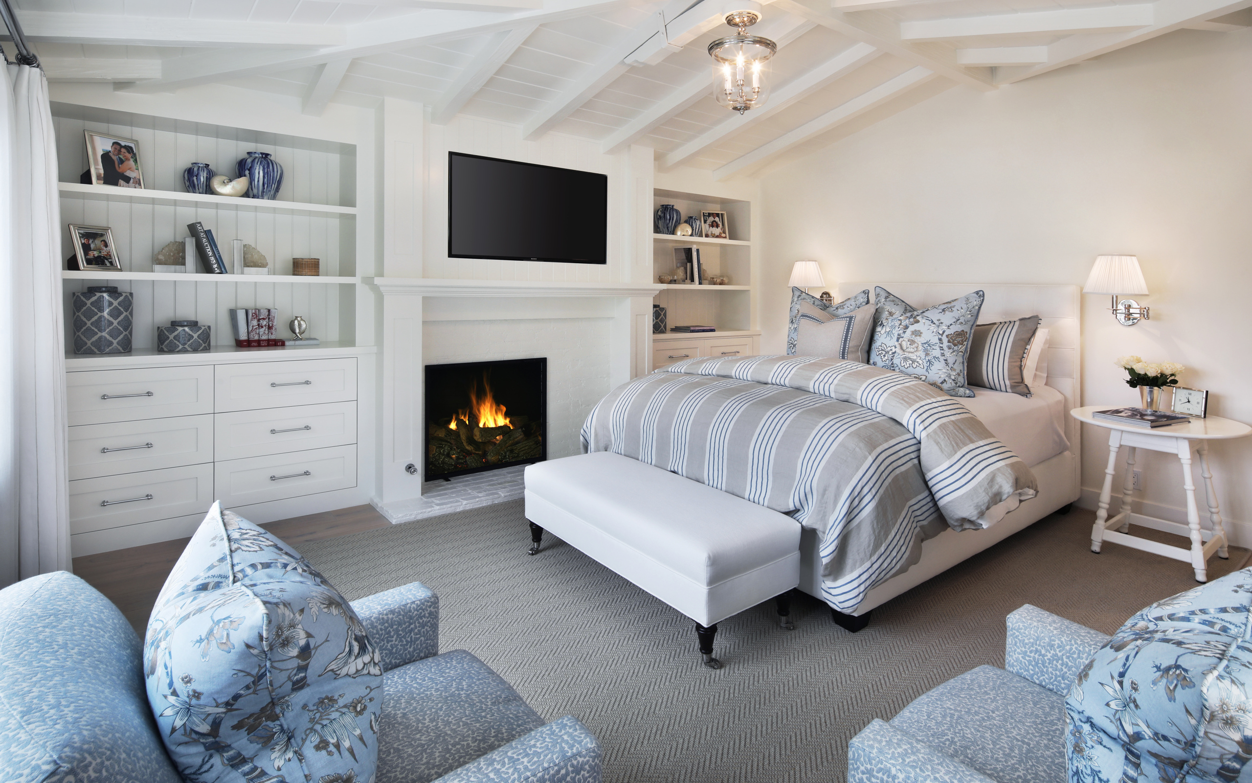 Уютная спальня с мебелью и камином