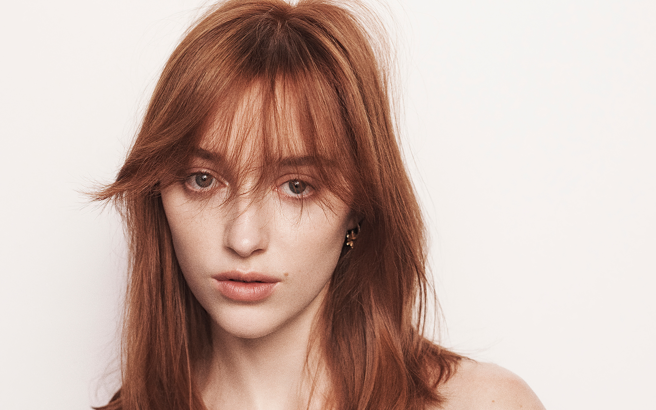 Рыжеволосая актриса Фиби Дайневор на белом фоне