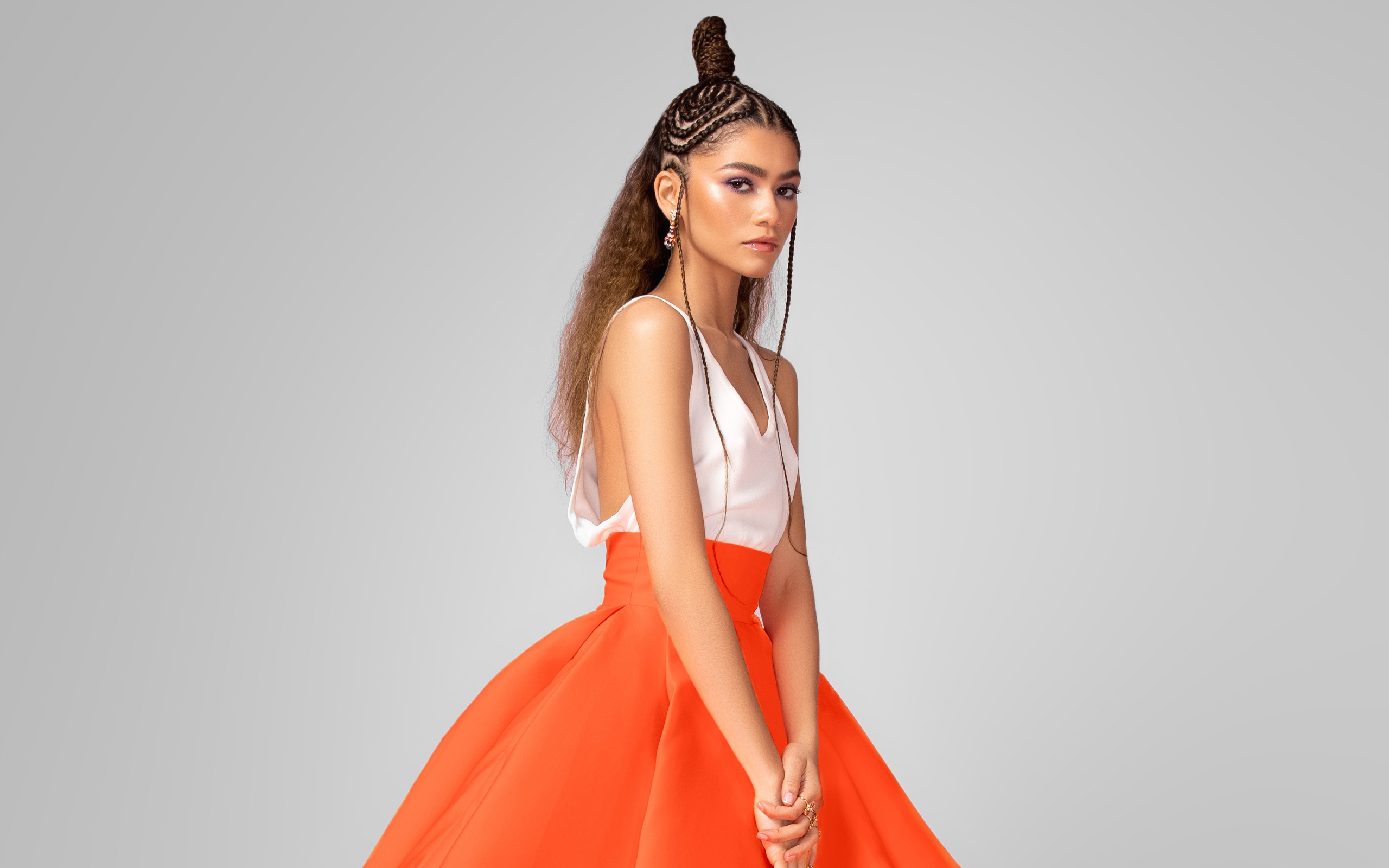 Грустная девушка актриса Зендая на сером фоне