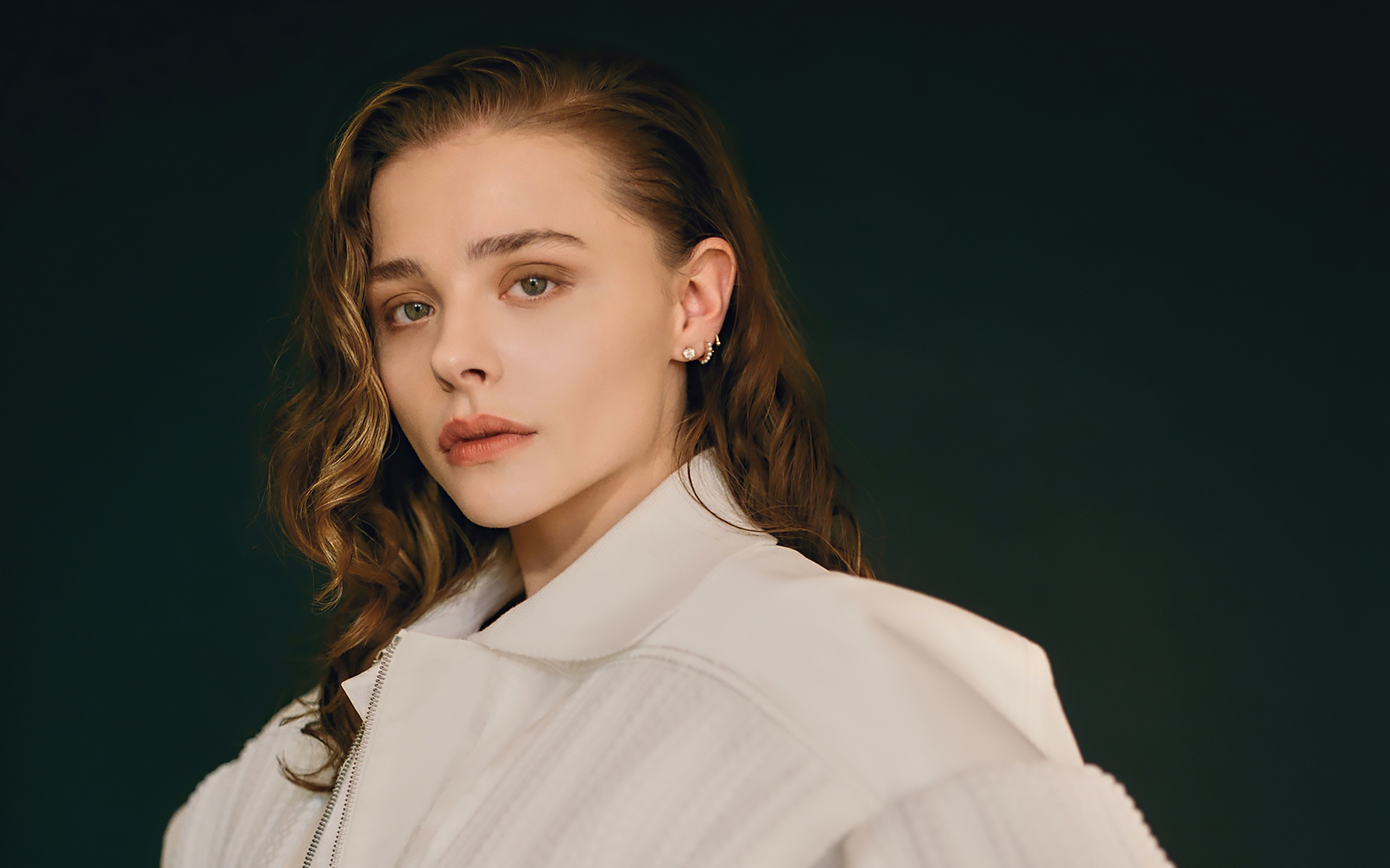 Стильная молодая девушка актриса Хлоя Грейс Морец в белом