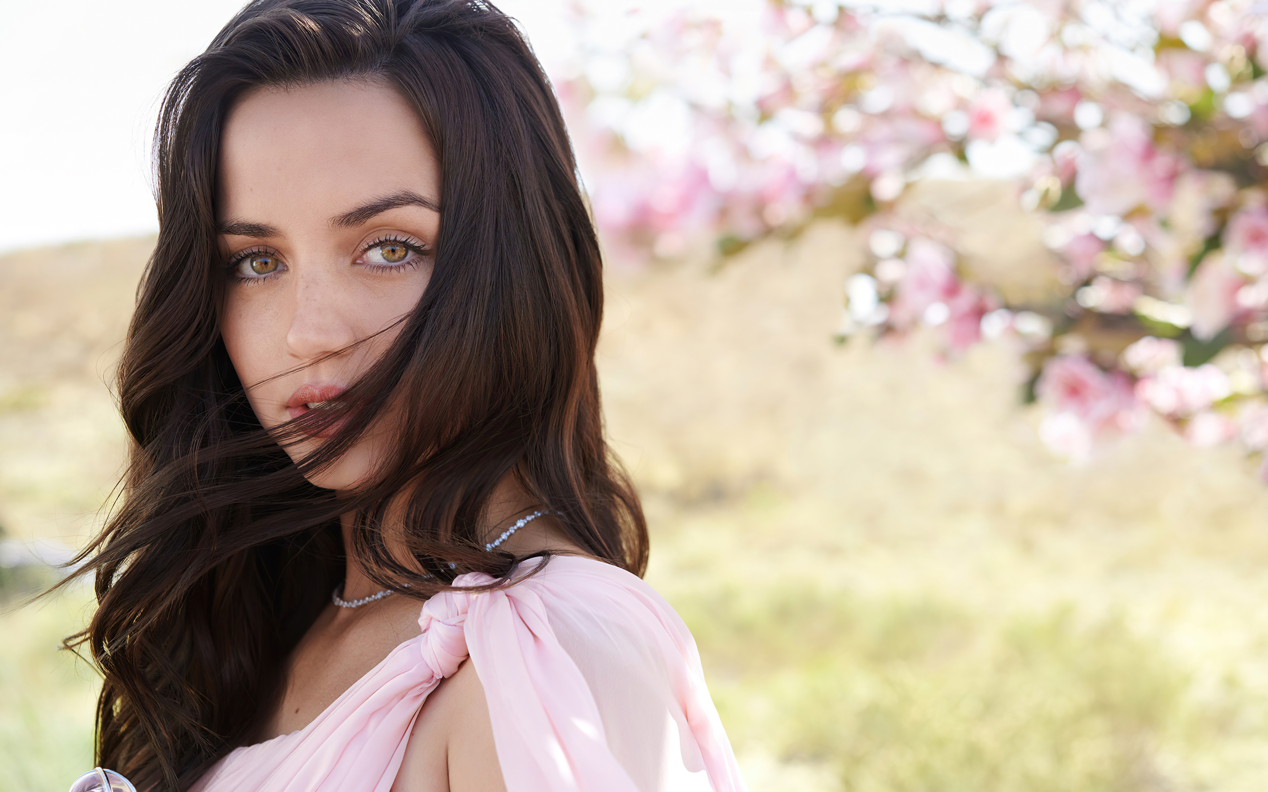 Нежная девушка, актриса Ана де Армас в розовом платье