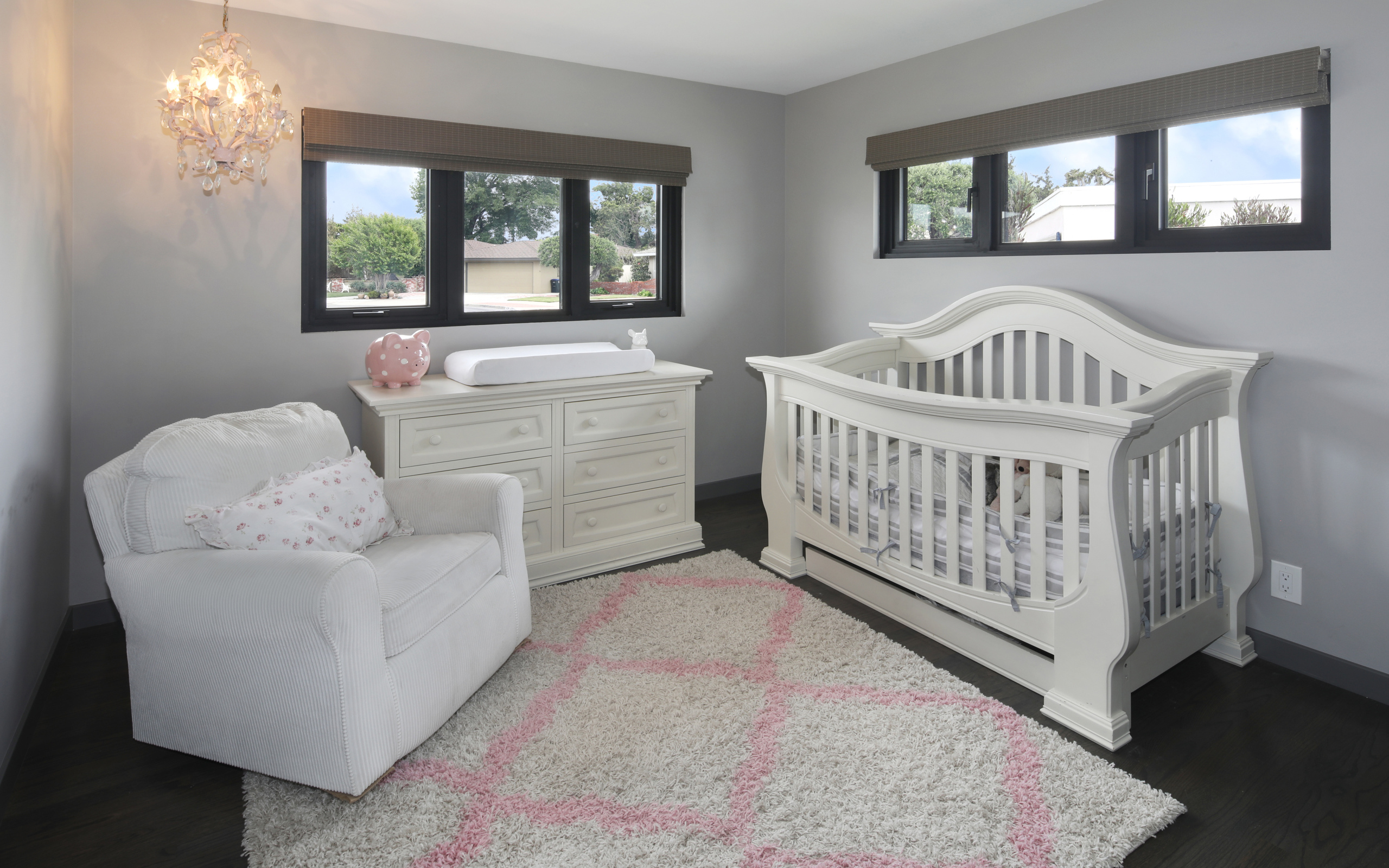 Белая мебель в детской комнате 