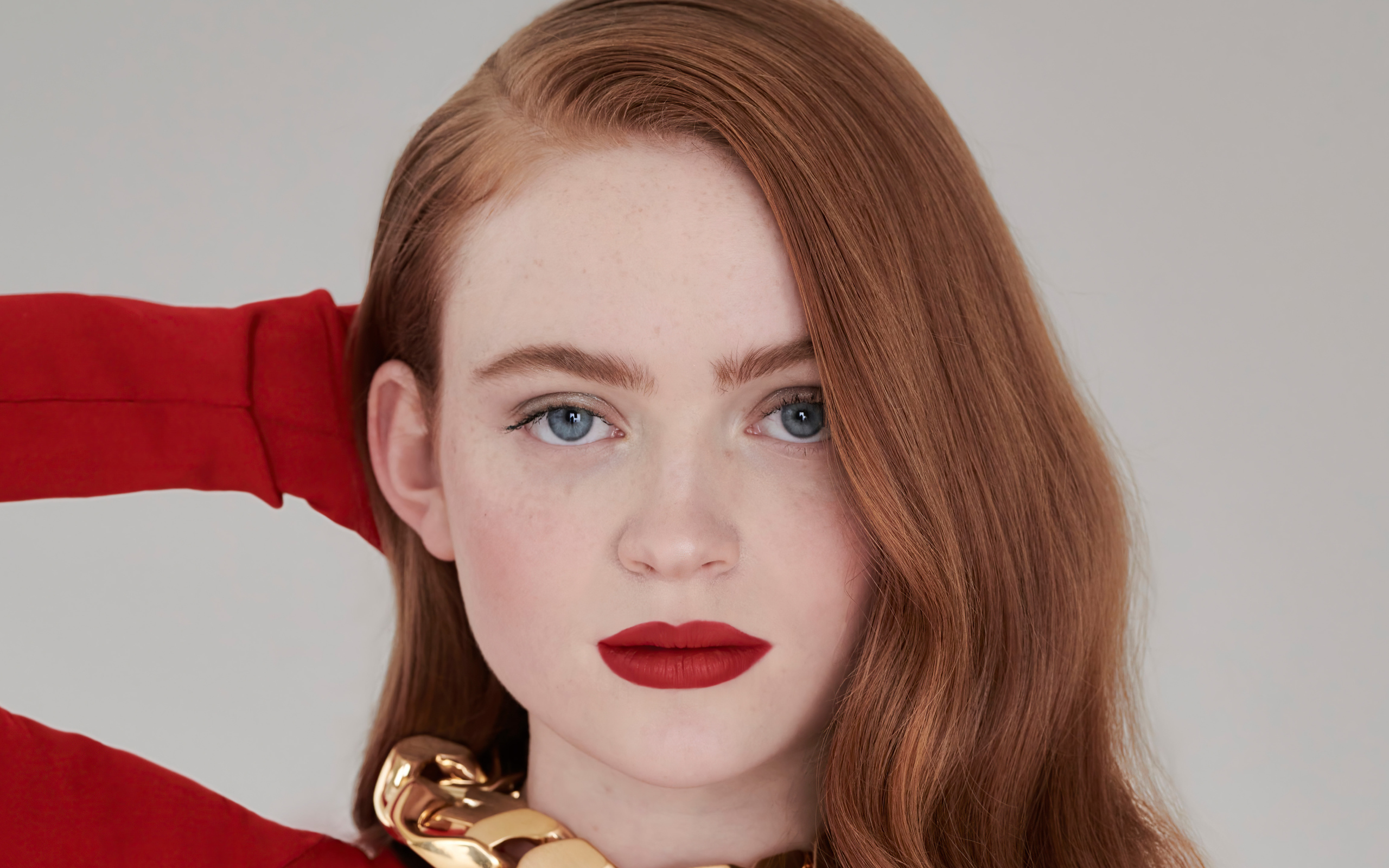 Молодая американская актриса Сэди Синк с рыжими волосами