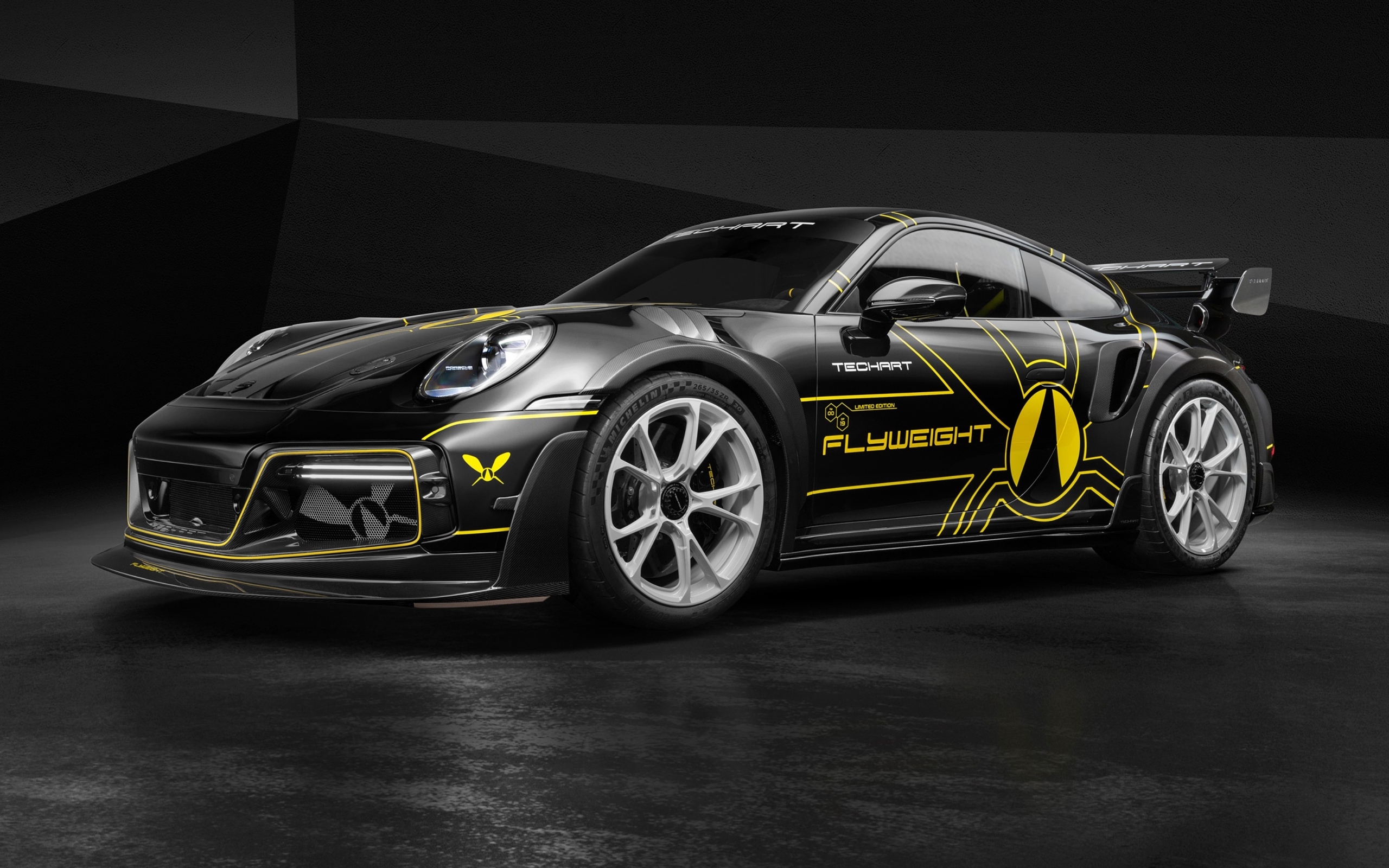 Вид спереди на автомобиль TechArt GTstreet R Flyweight 2023