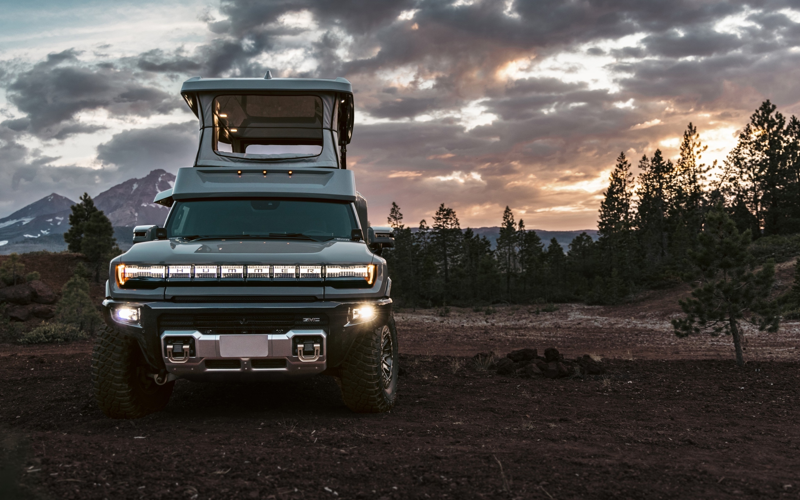 Автомобиль GMC HUMMER EV EarthCruiser 2024 года на фоне неба