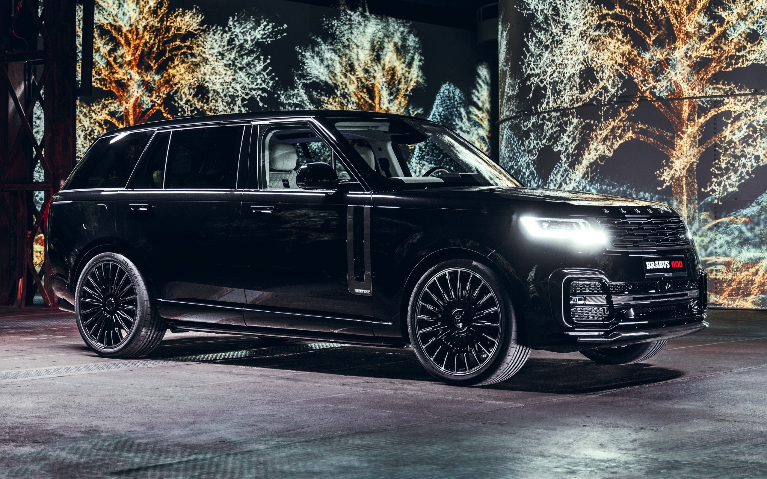 Большой черный Brabus 600 2023 года