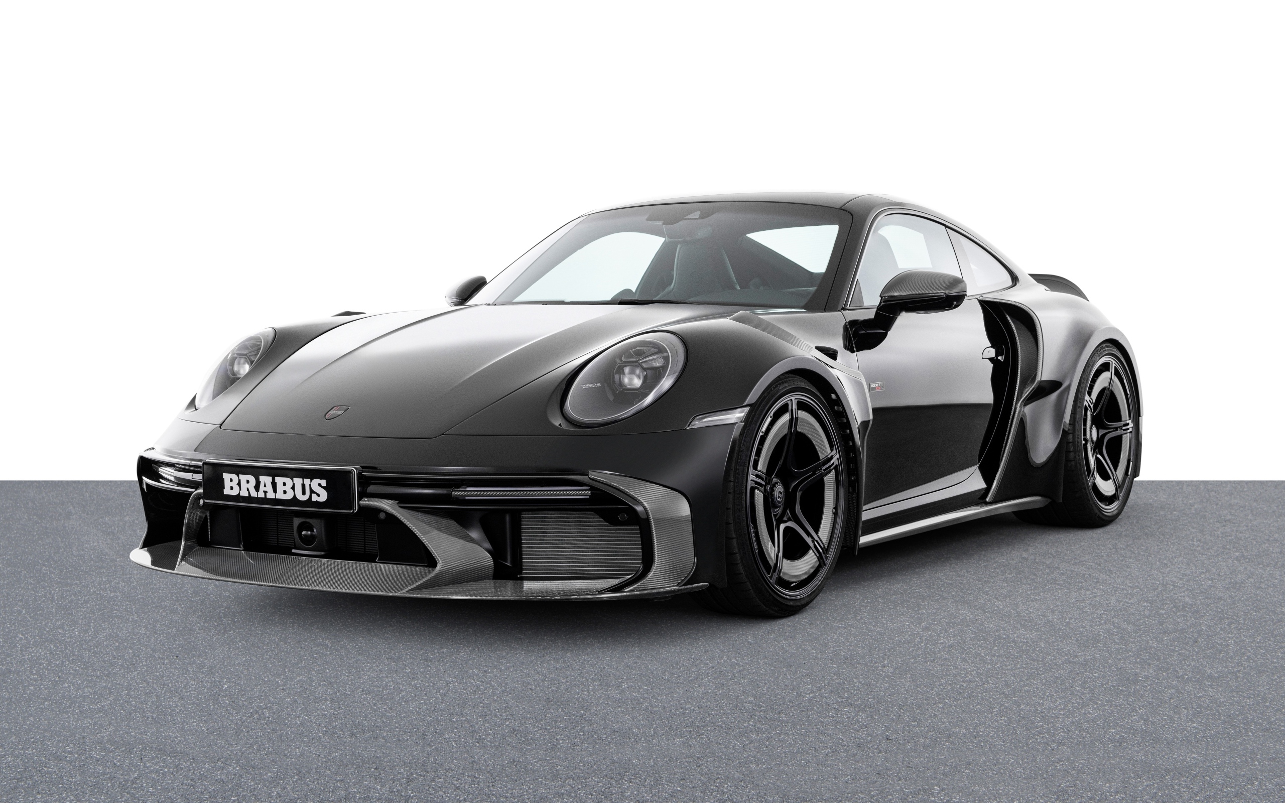 Черный автомобиль  Brabus 900 Rocket R