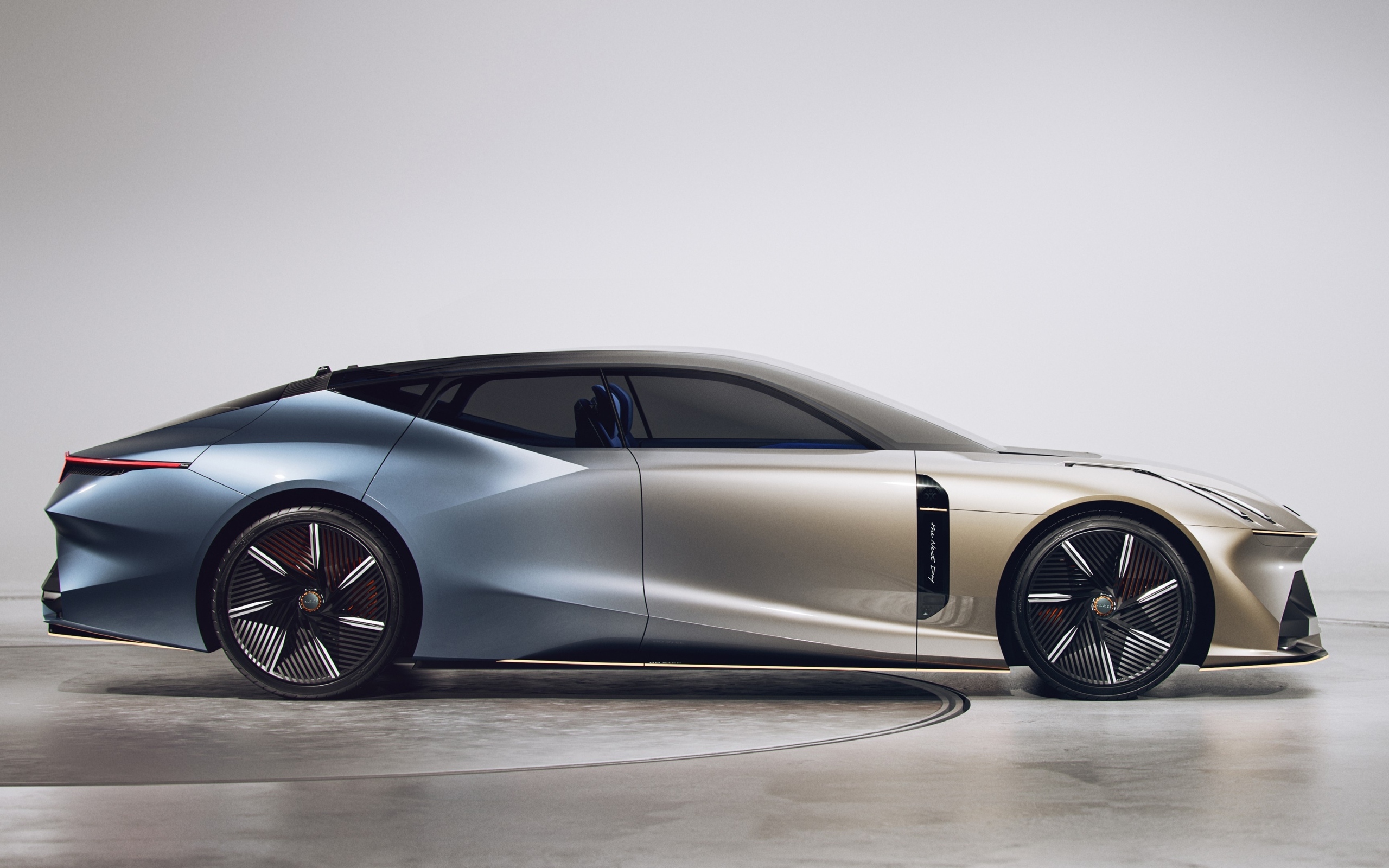 Автомобиль Lynk & Co вид сбоку