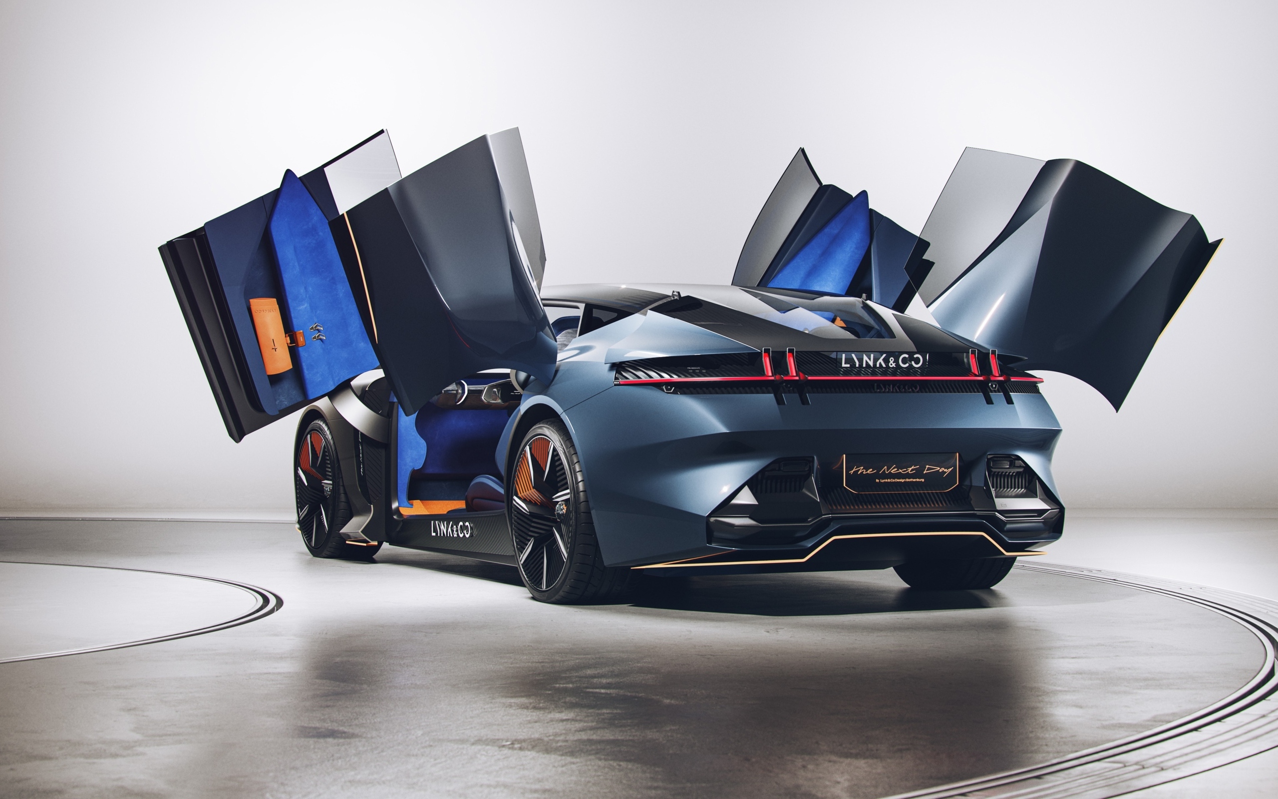 Спортивный автомобиль Lynk & Co с открытыми дверями