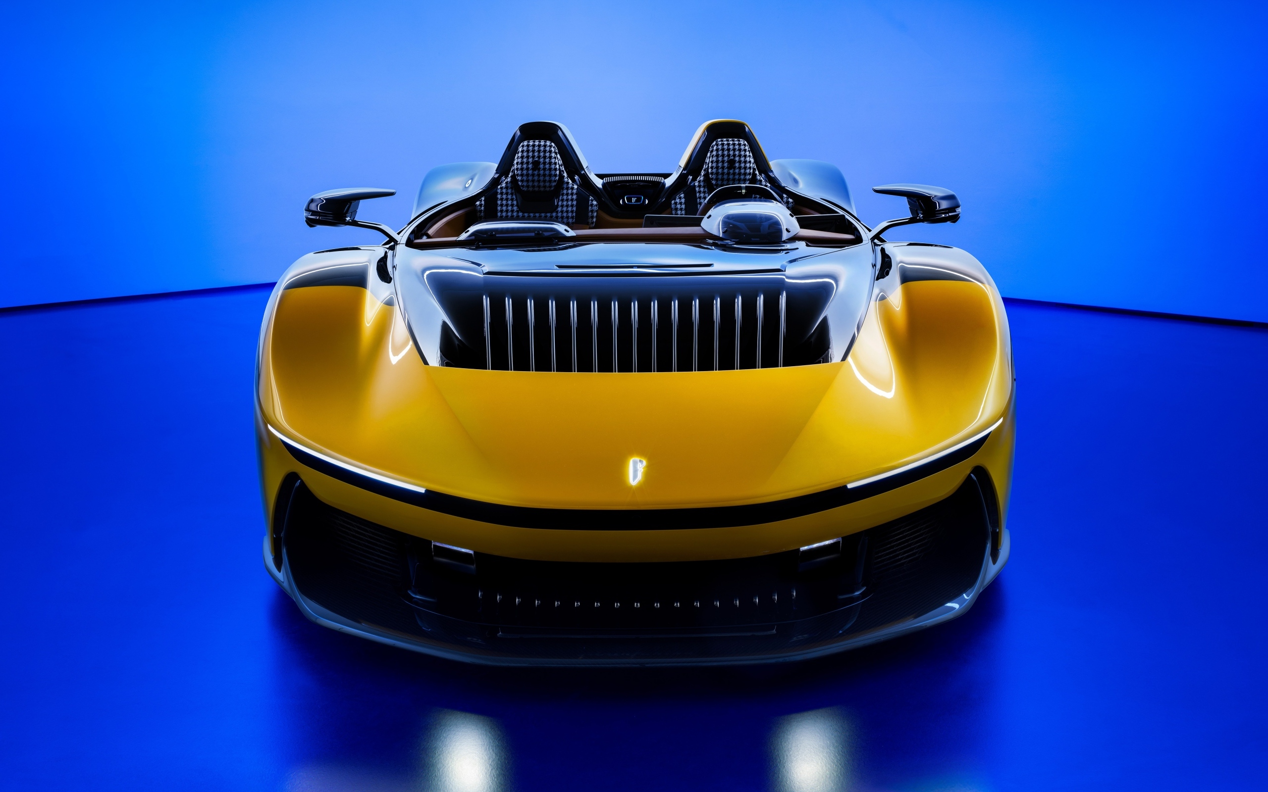 Новый автомобиль  Pininfarina B95 Prototipo 2023 года на синем фоне