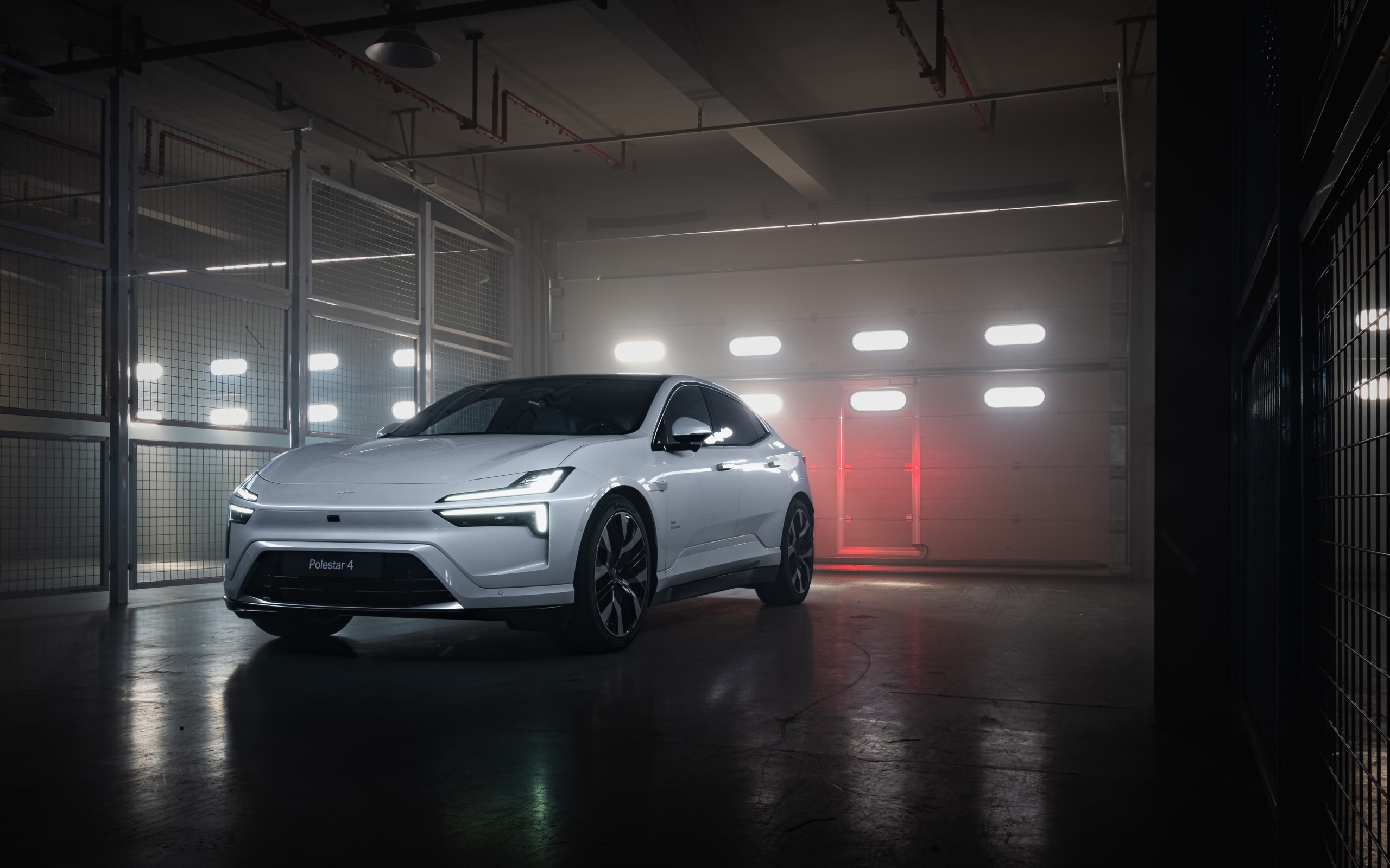 Автомобиль Polestar 4 в гараже