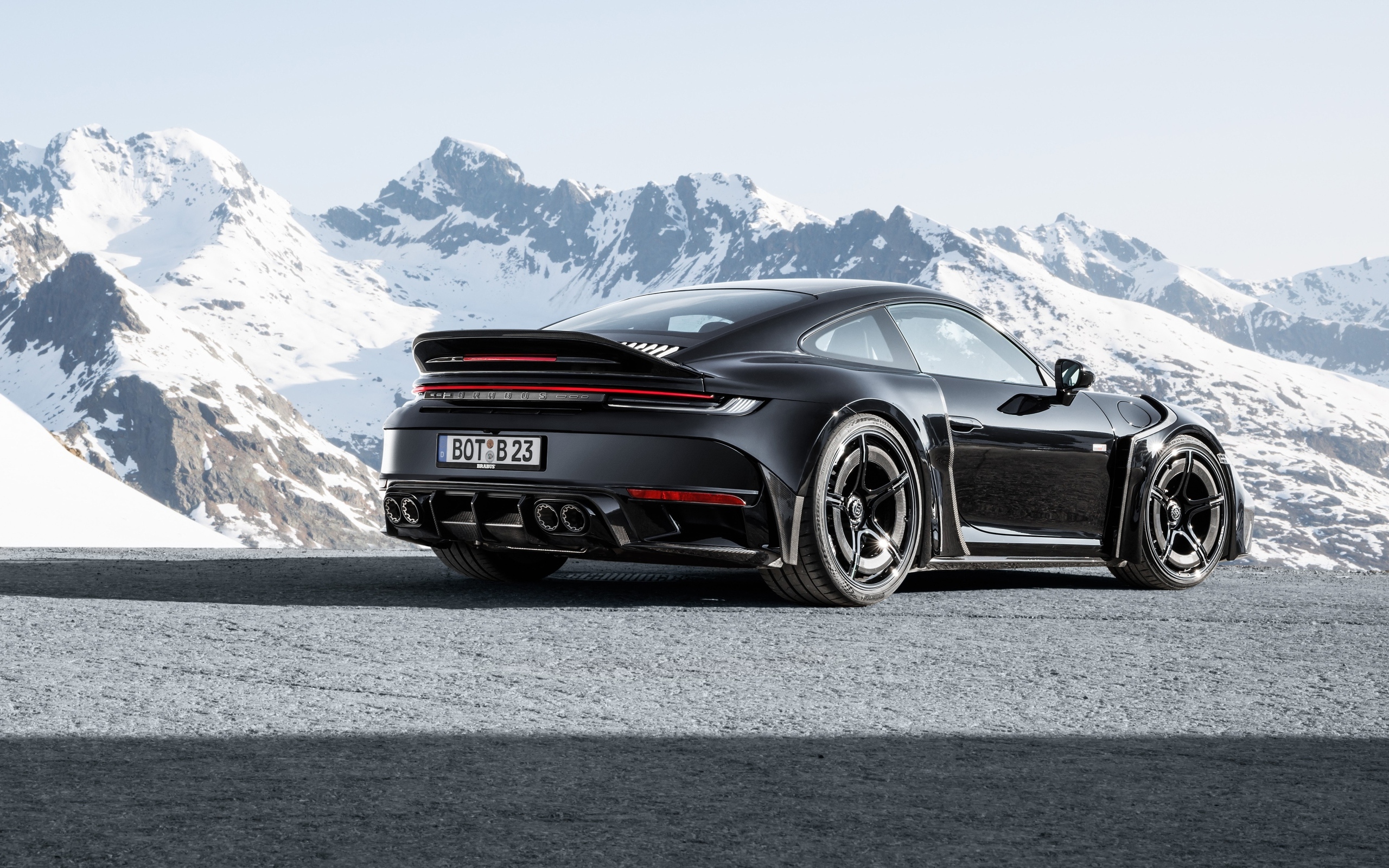 Вид сзади на автомобиль  Brabus 900 Rocket R