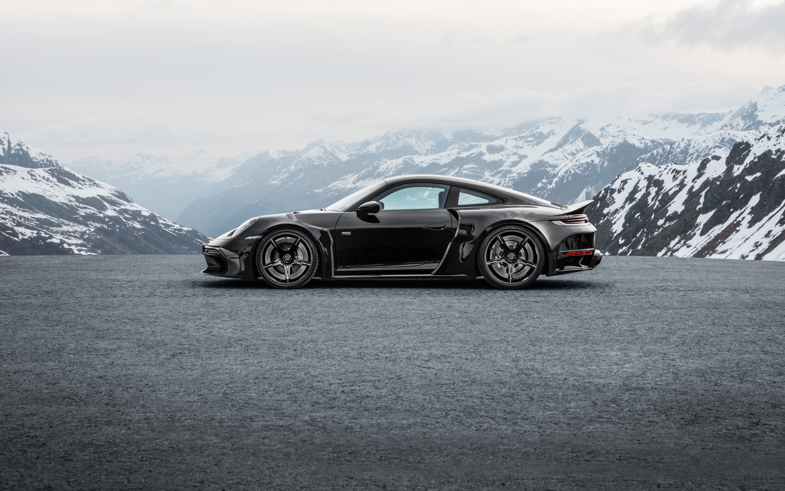 Вид сбоку на автомобиль  Brabus 900 Rocket R