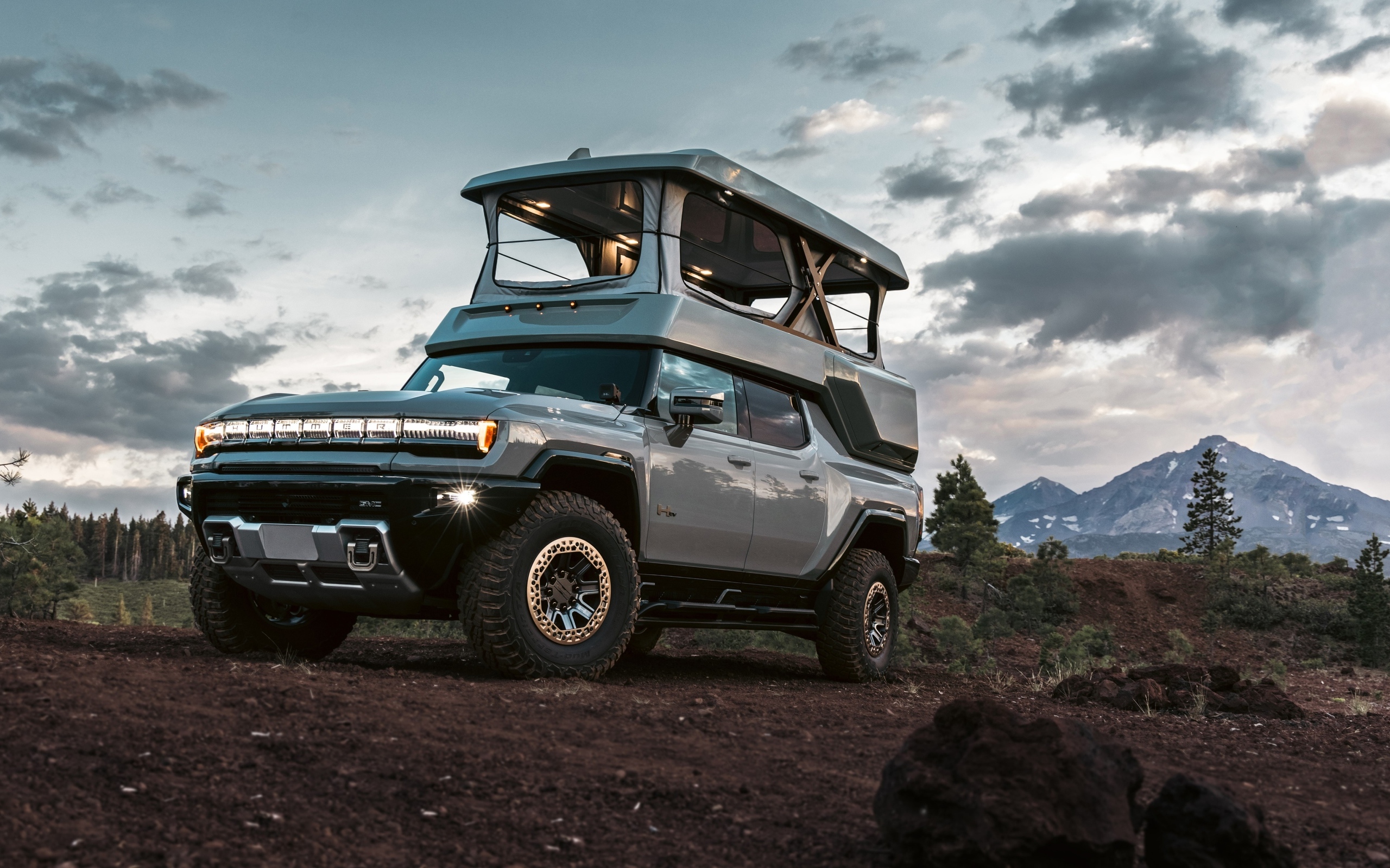Серебристый внедорожник HUMMER EV EarthCruiser 2024 года