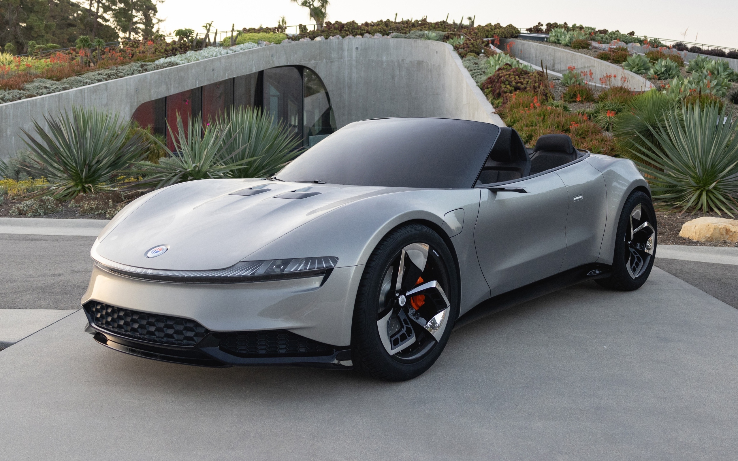 Серебристый спортивный автомобиль Fisker Ronin