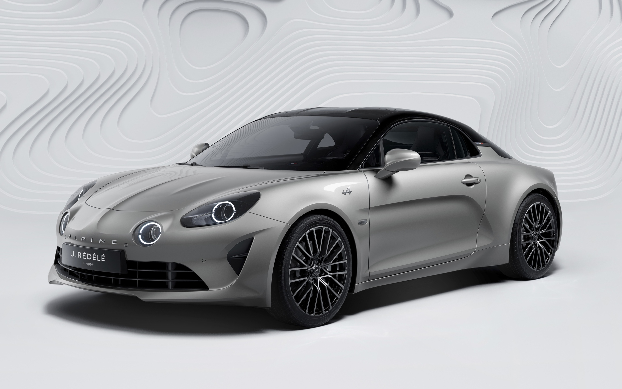 Серебристый автомобиль Alpine A110 GT