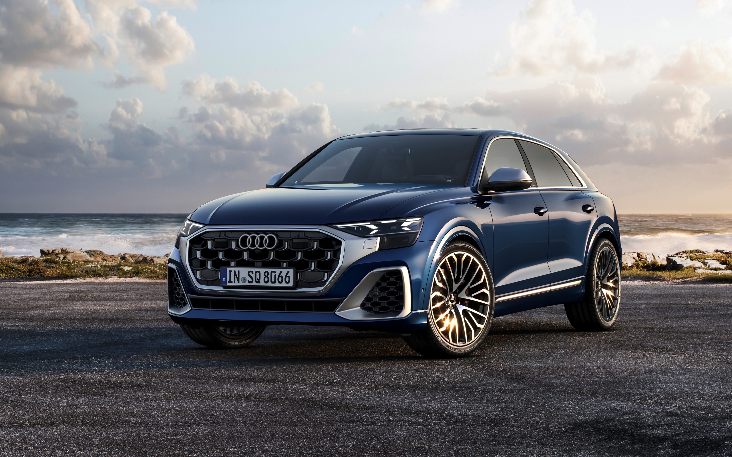 Автомобиль Audi SQ8 TFSI 2023 года на фоне неба