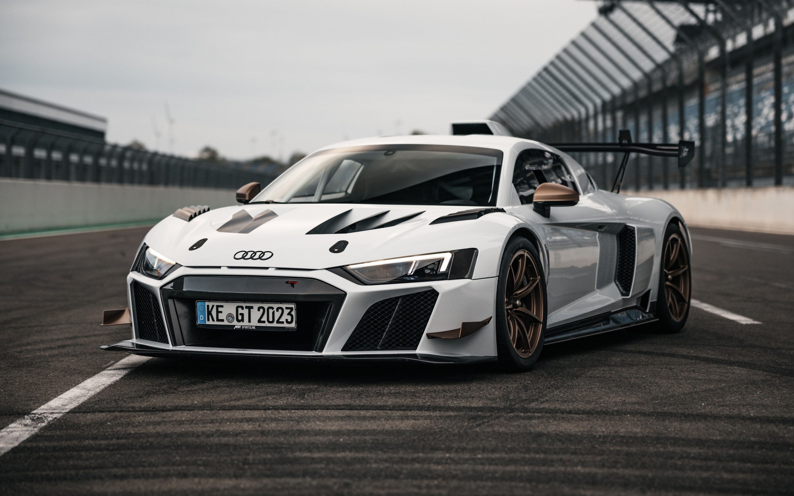 Автомобиль ABT Sportsline XGT Audi R8 LMS GT2 на стадионе