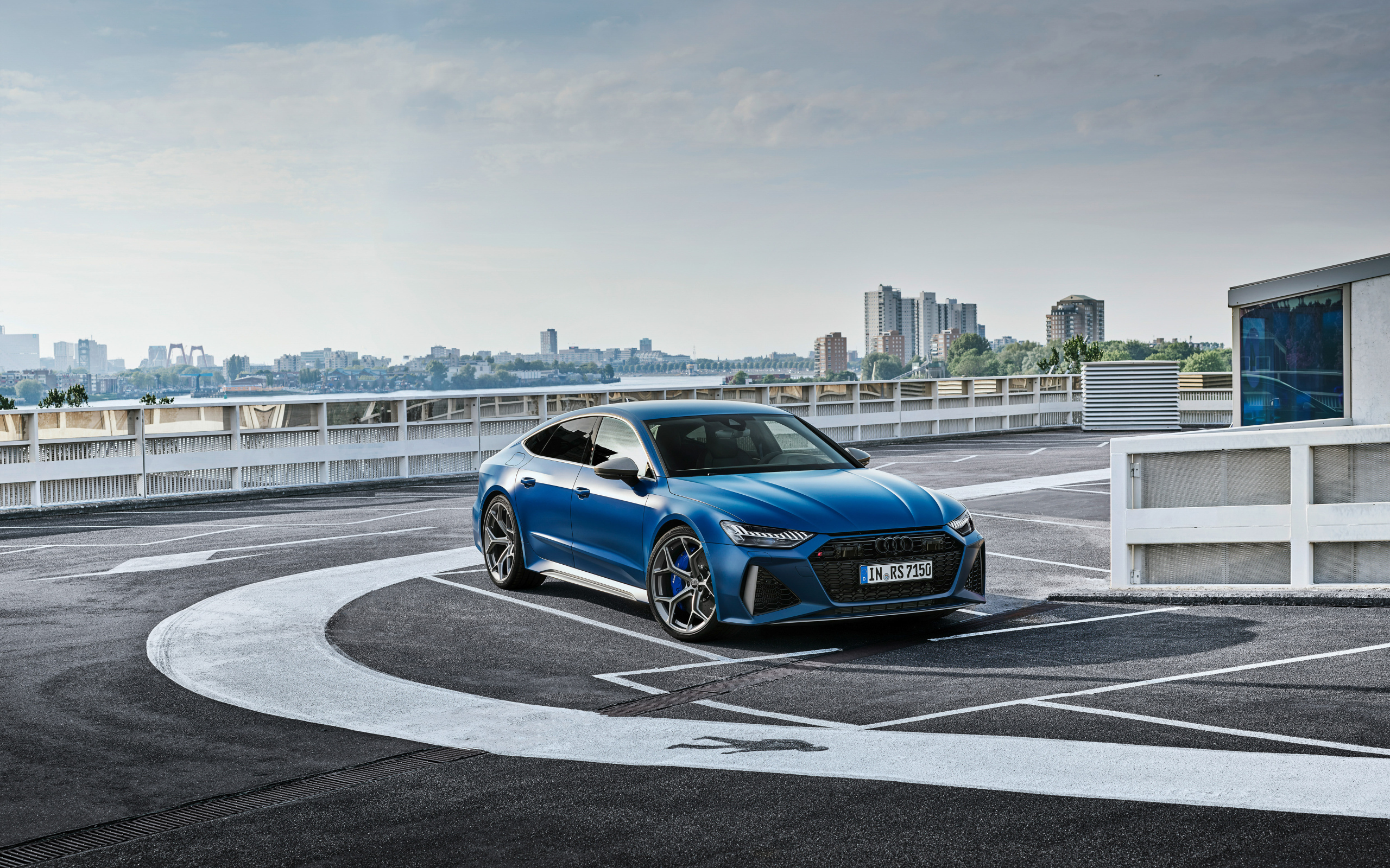 Автомобиль Audi RS 7 на трассе