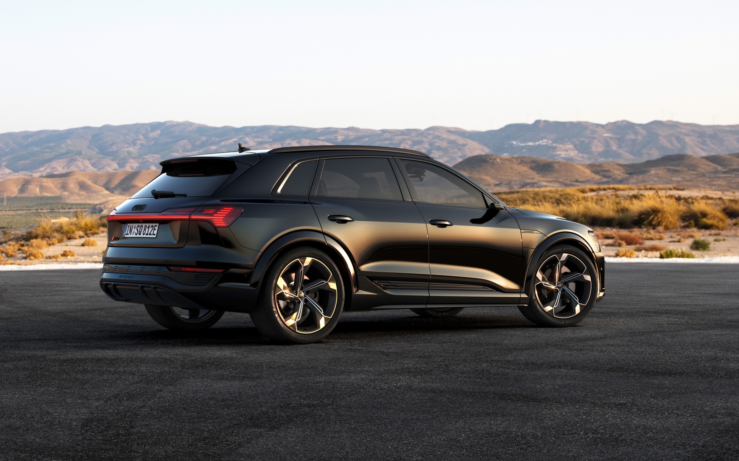 Автомобиль Audi SQ8 E-Tron Quattro  вид сзади