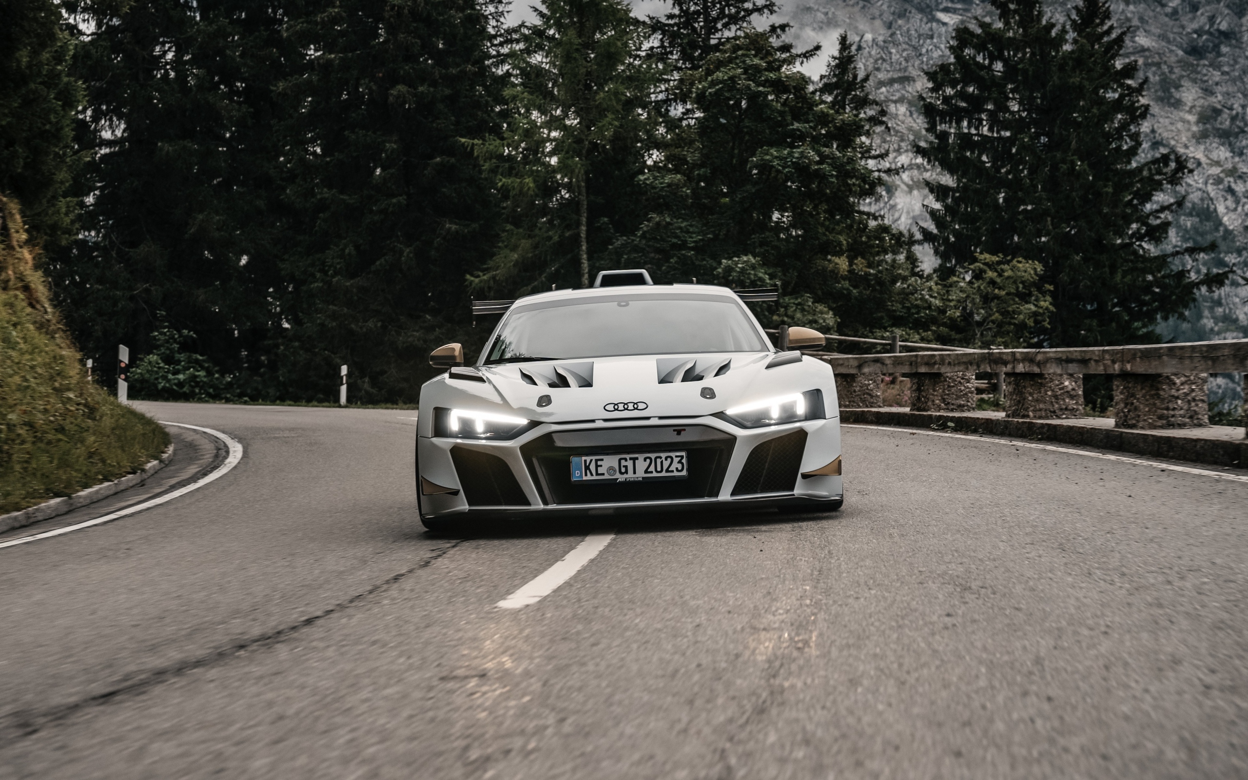 Вид спереди на автомобиль ABT Sportsline XGT Audi R8 LMS GT2