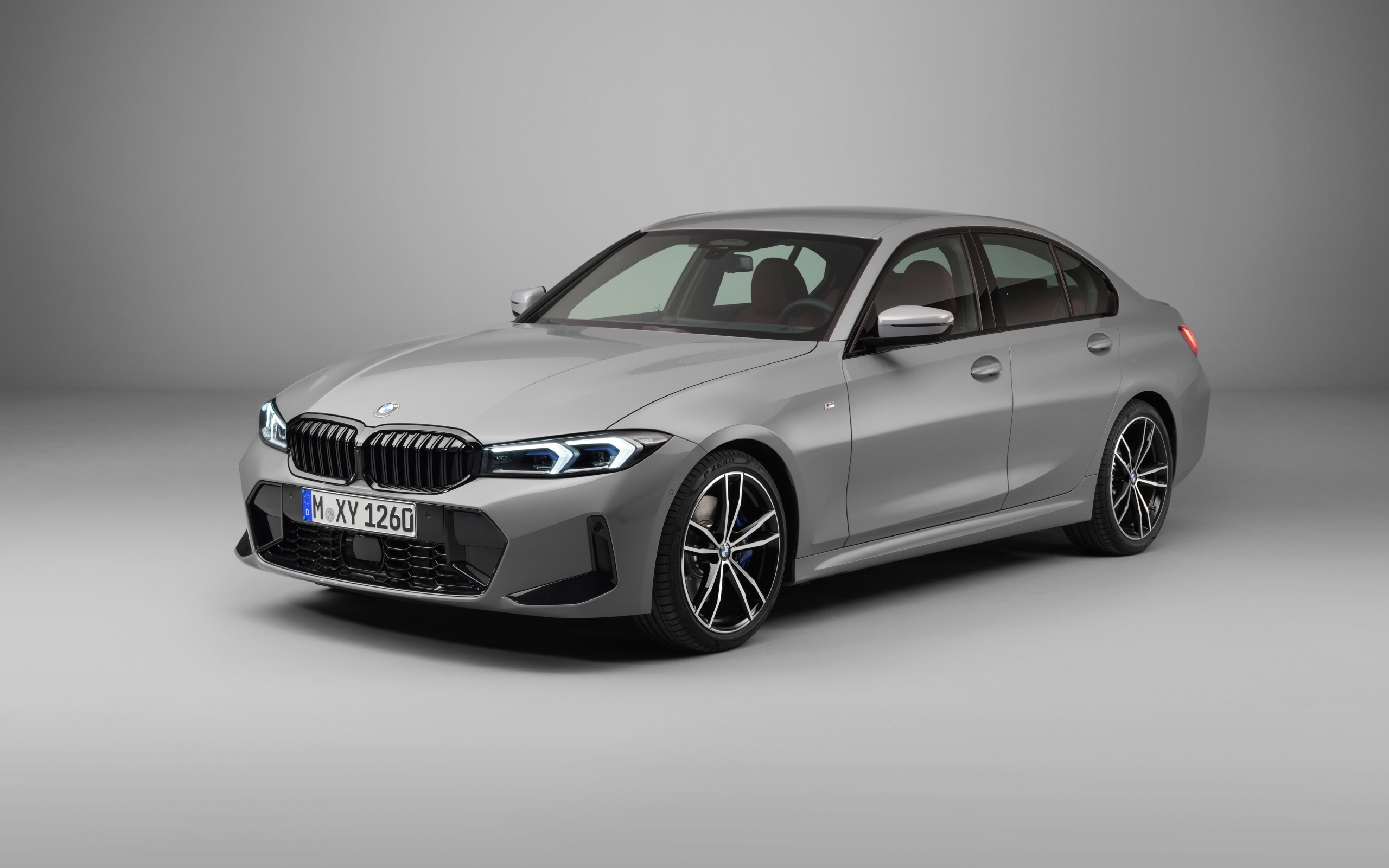 Автомобиль BMW 330i M Sport на сером фоне