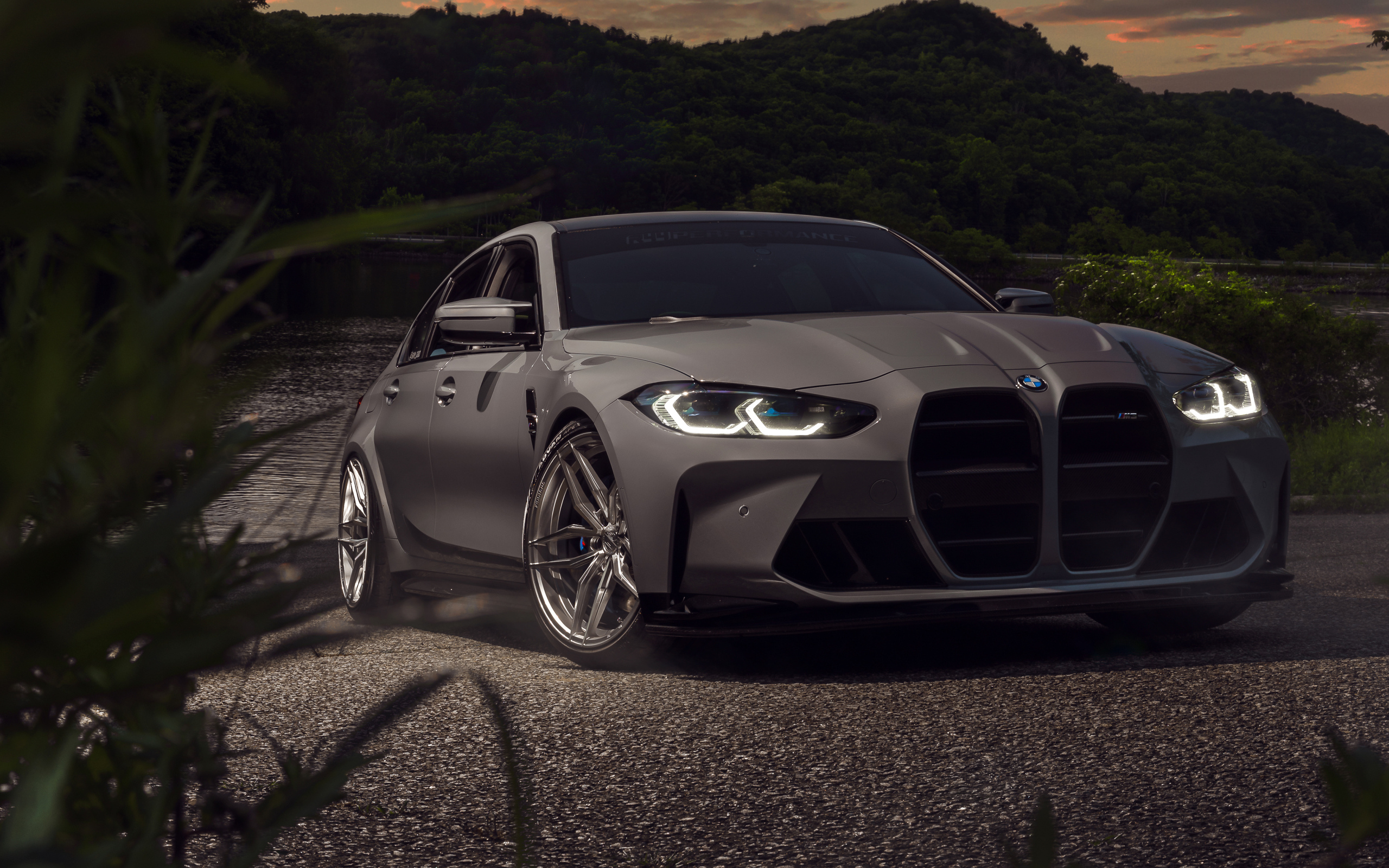 Автомобиль BMW M3 стоит у воды