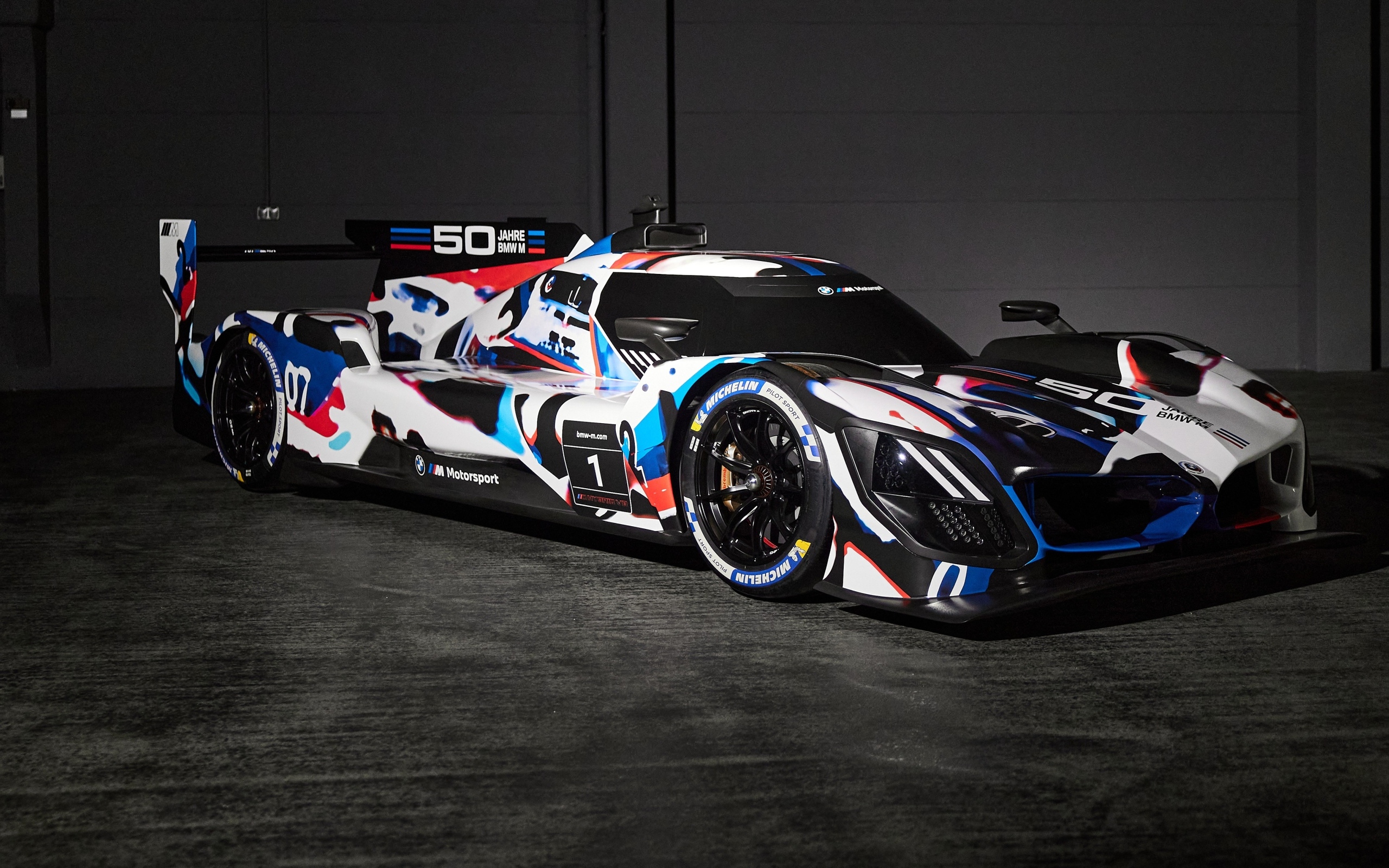 Красивый гоночный автомобиль BMW M Hybrid V8