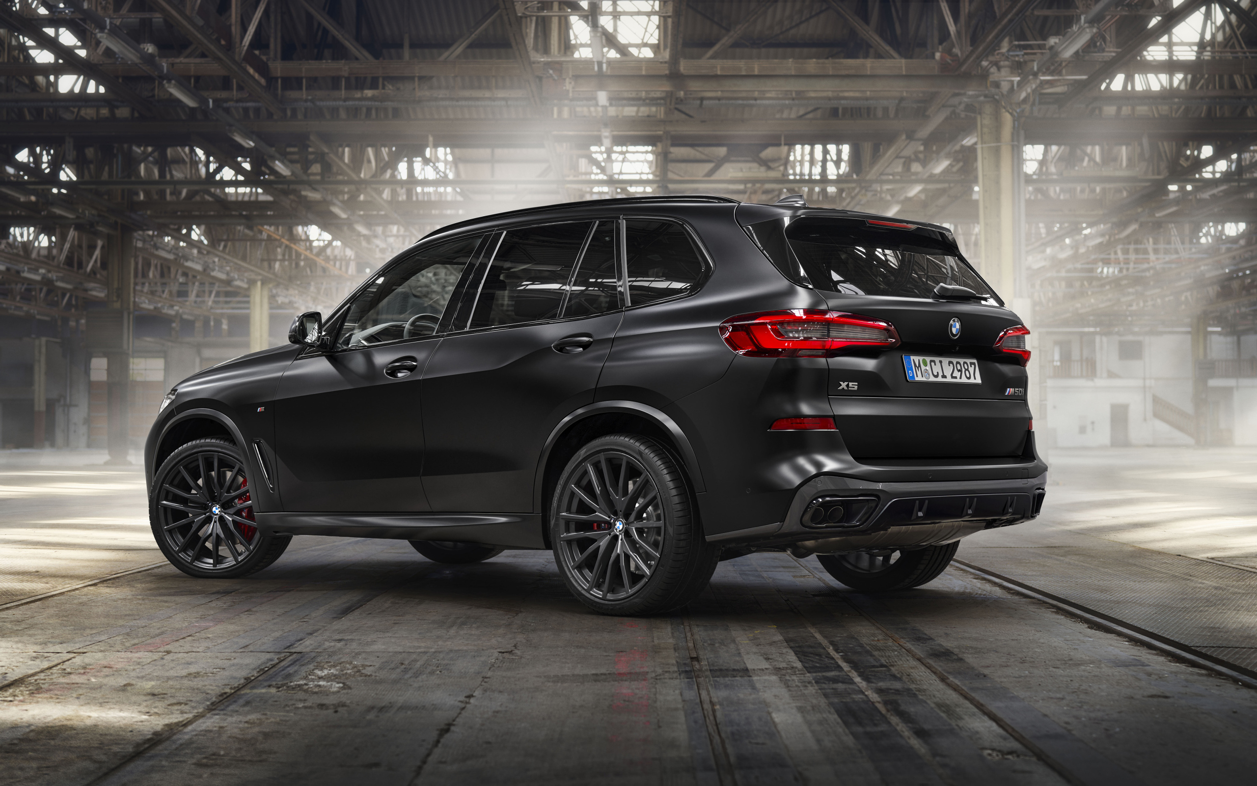 Большой автомобиль BMW X5 M50i, 2023 года вид сзади