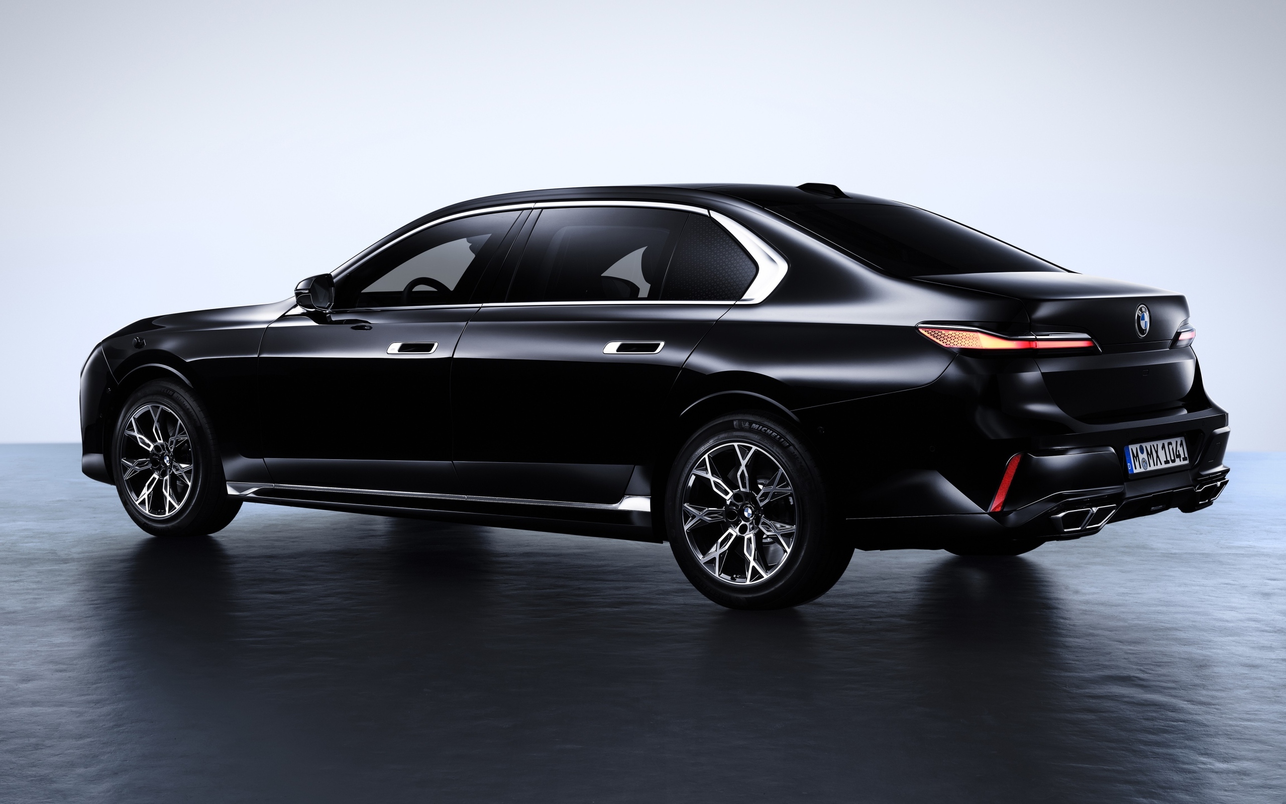 Вид сзади на автомобиль BMW 760i XDrive Protection