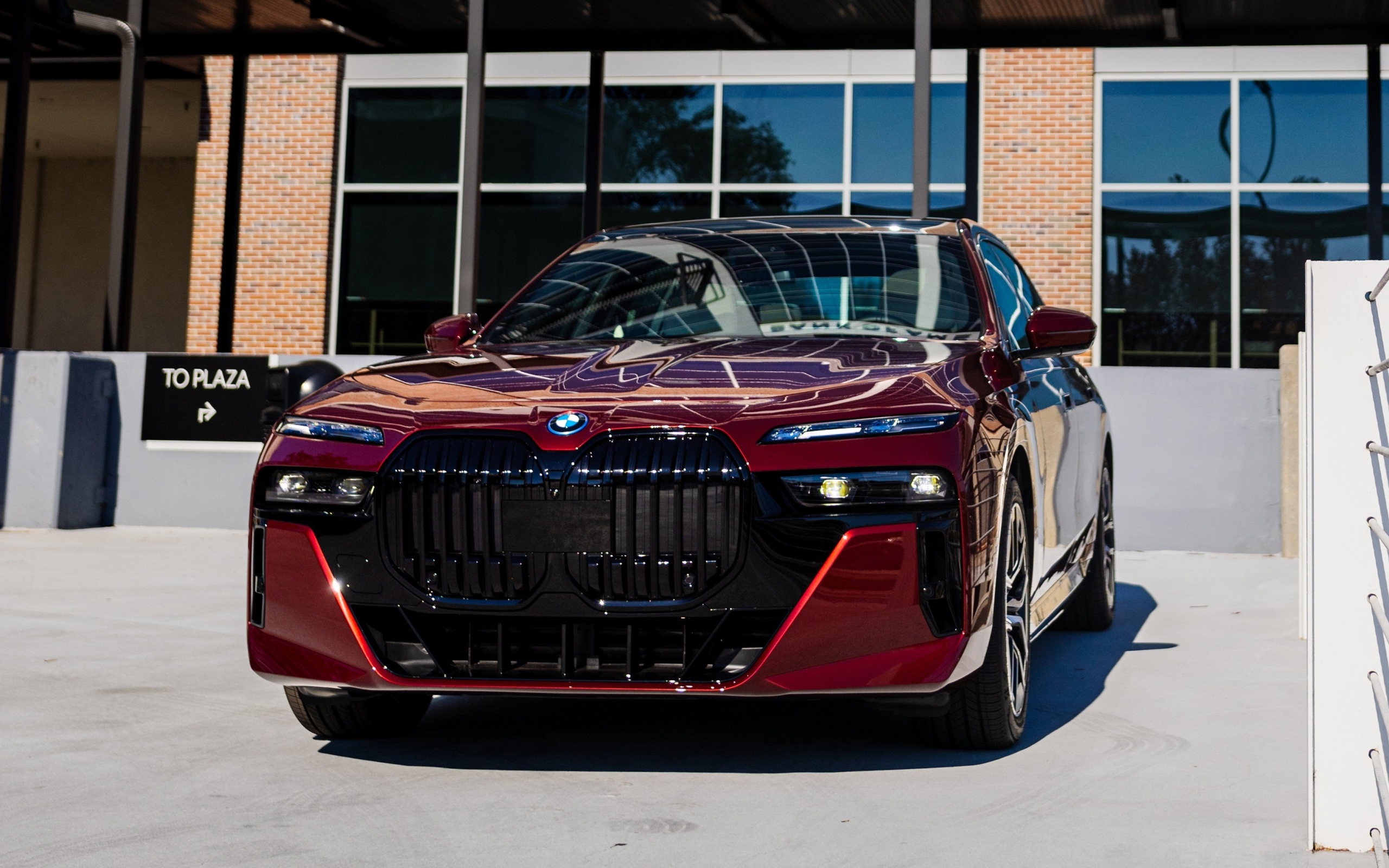 Красный автомобиль BMW I7 EDrive50 2024 года