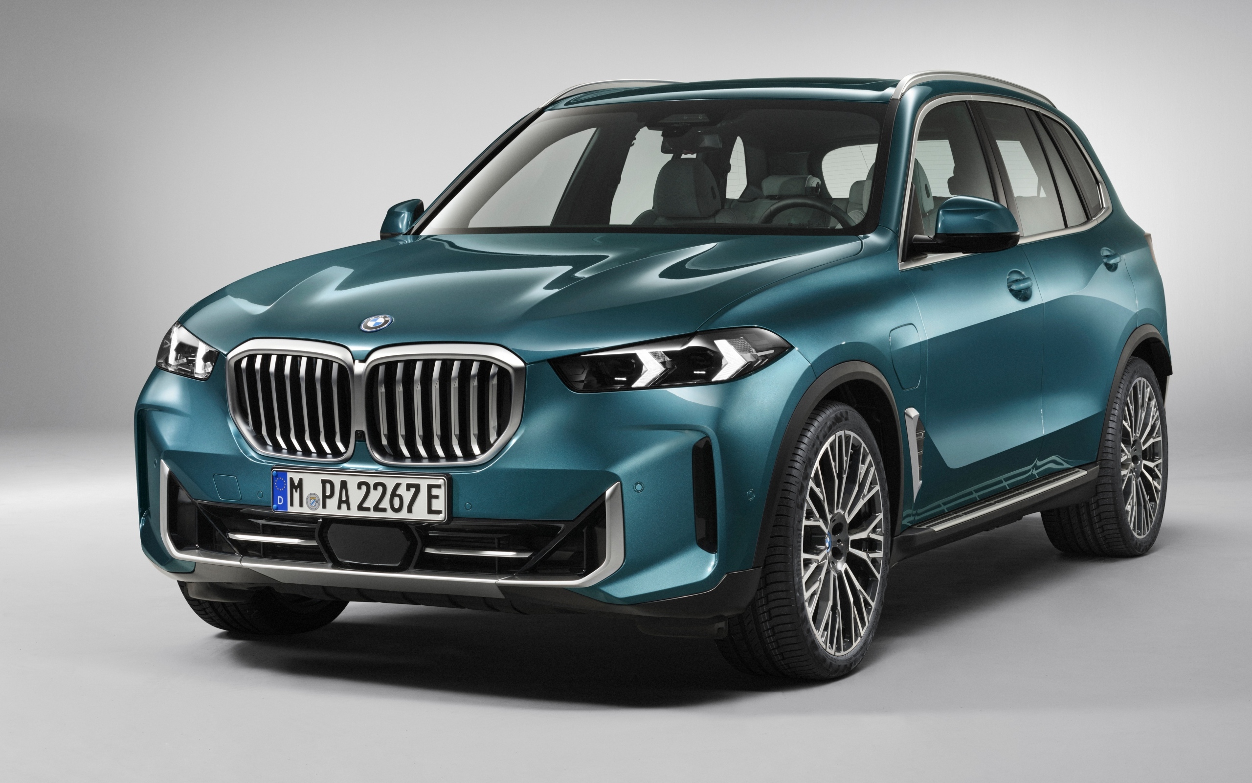 Внедорожник BMW X5 XDrive 50i 2023 на черном фоне