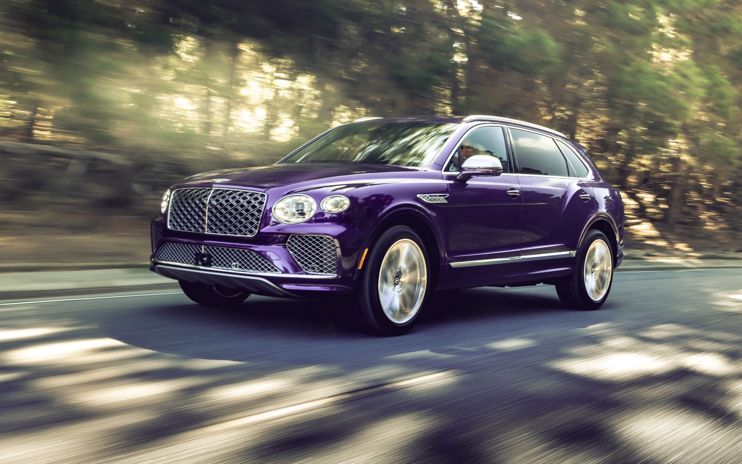 Автомобиль Bentley Bentayga EWB Mulliner 2024 года на дороге