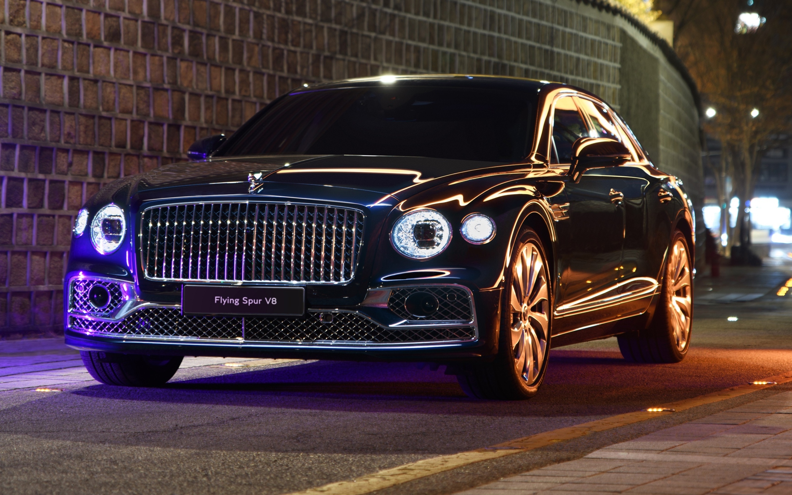 Черный автомобиль Bentley Flying Spur V8