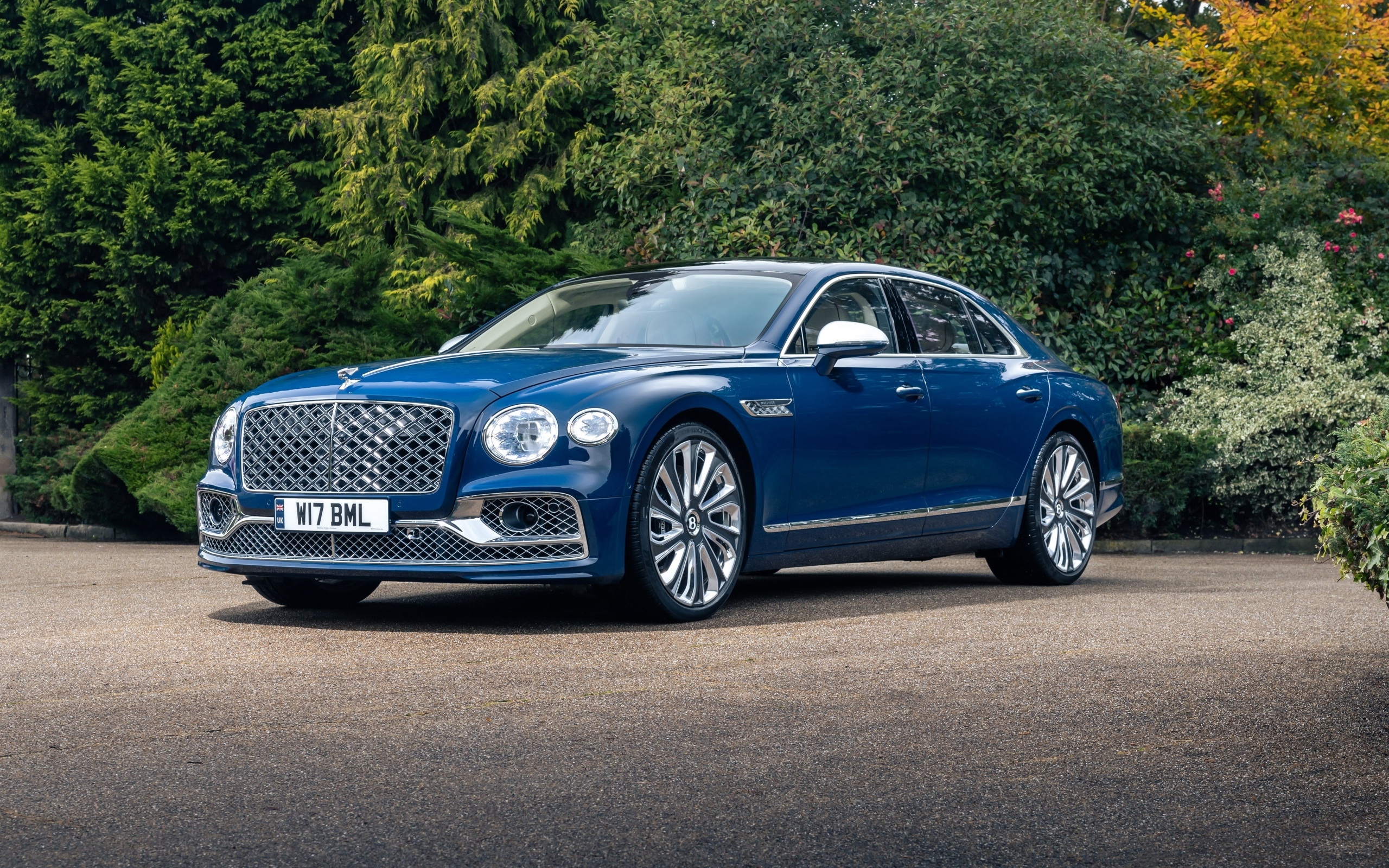 Синий автомобиль Bentley Flying Spur Mulliner