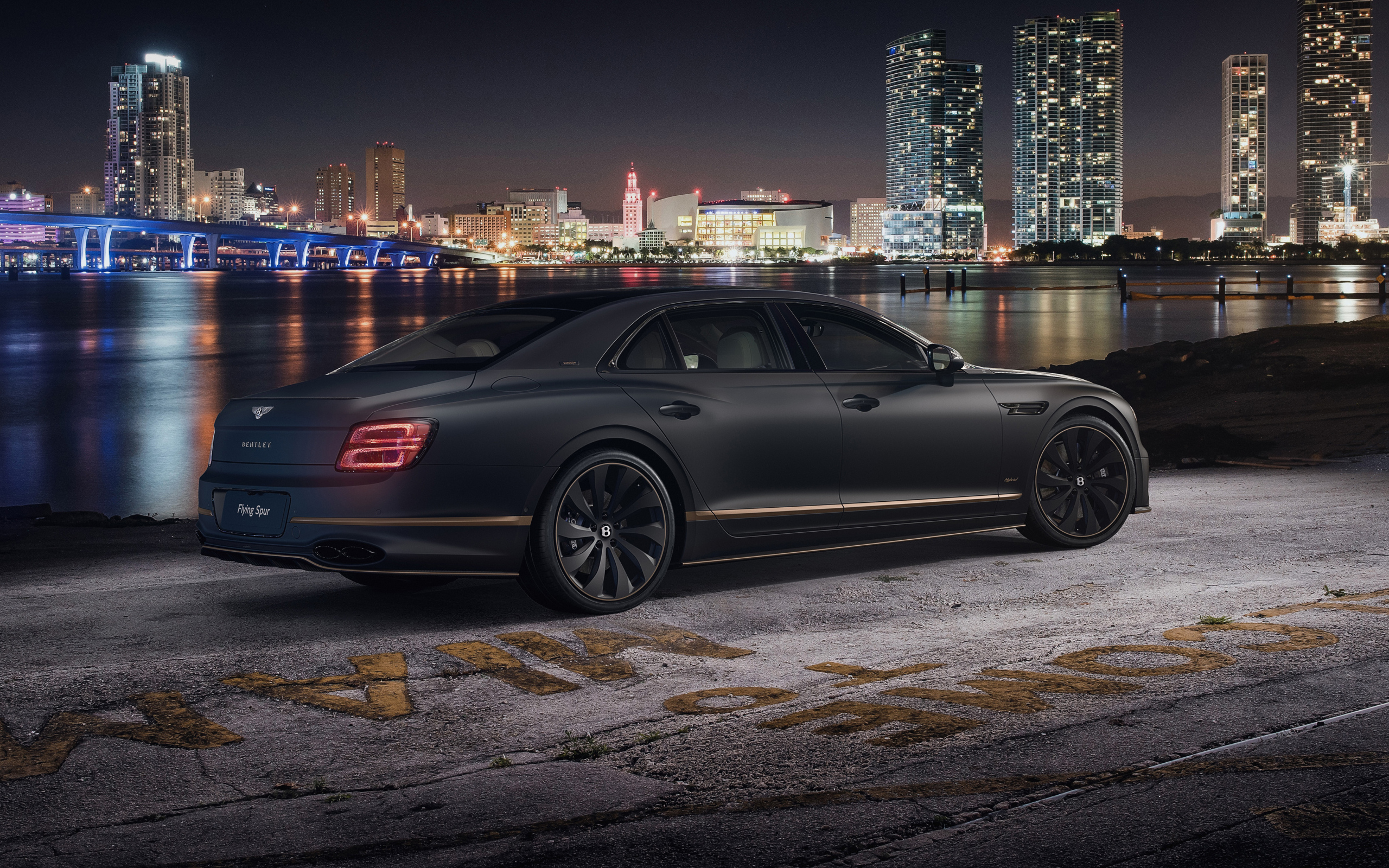 Автомобиль Bentley Flying Spur Hybrid The Surgeon 2022 на фоне города