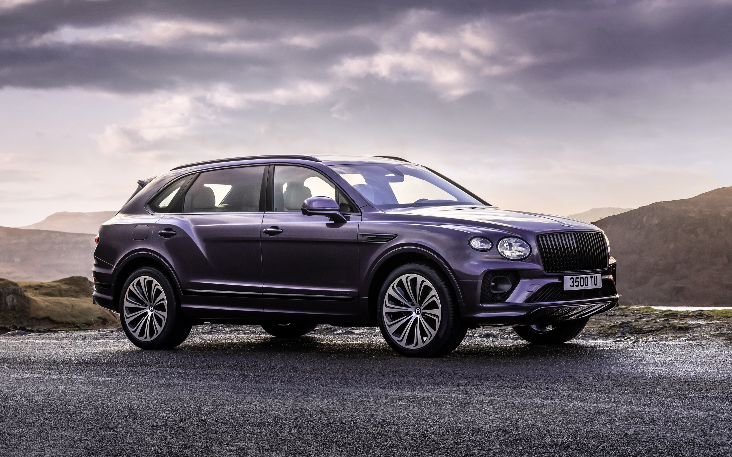 Внедорожник Bentley Bentayga EWB на фоне неба