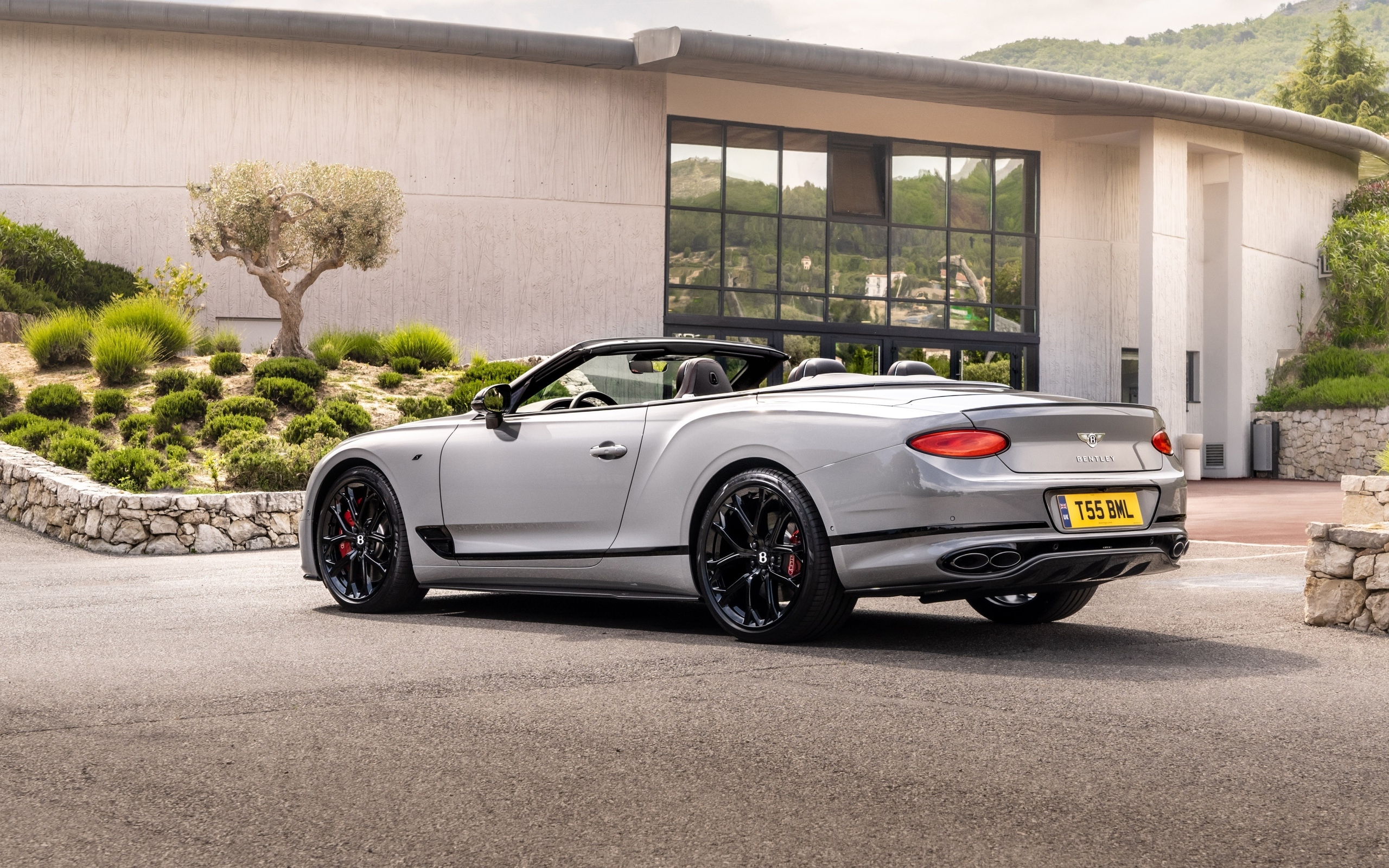 Серебристый кабриолет  Bentley Continental GT S