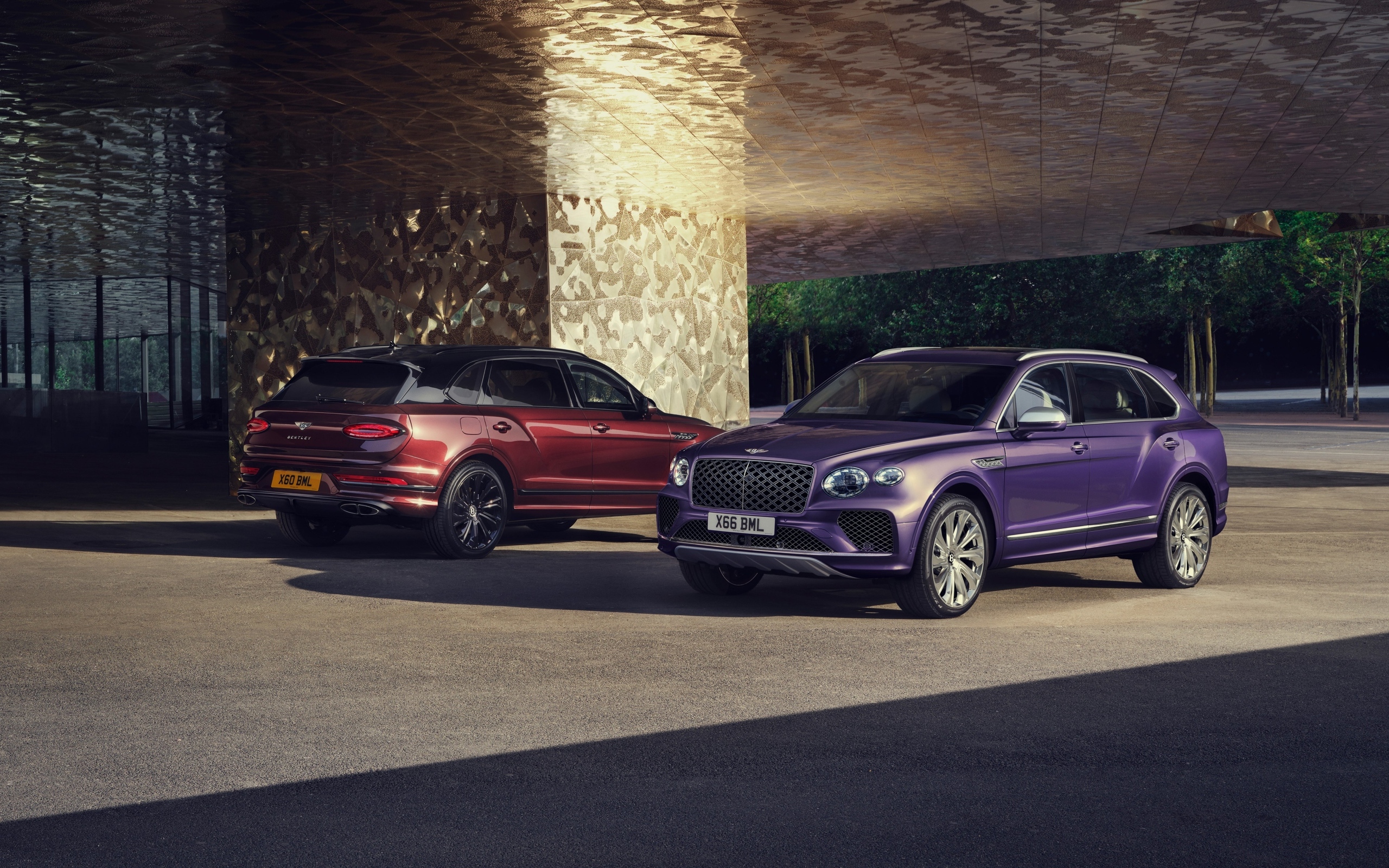 Два стильных автомобиля Bentley Bentayga EWB Mulliner 2024 года